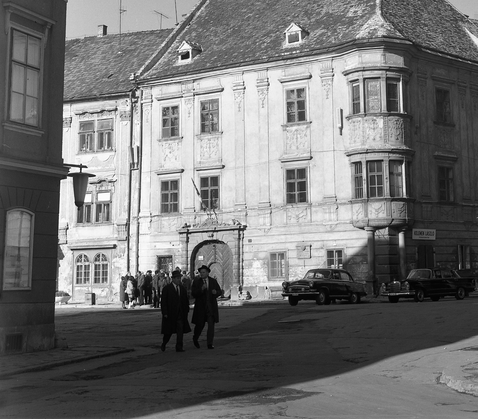 Magyarország, Sopron, Fő (Beloiannisz) tér, szemben a Stornó-ház. A felvétel 1969. november 14-én a bécsi diplomáciai testület tagjainak és Ausztria vezető politikusainak látogatásakor készült., 1969, Nagy Gyula, GAZ-márka, Mercedes-márka, automobil, GAZ M21 Volga, Fortepan #60061