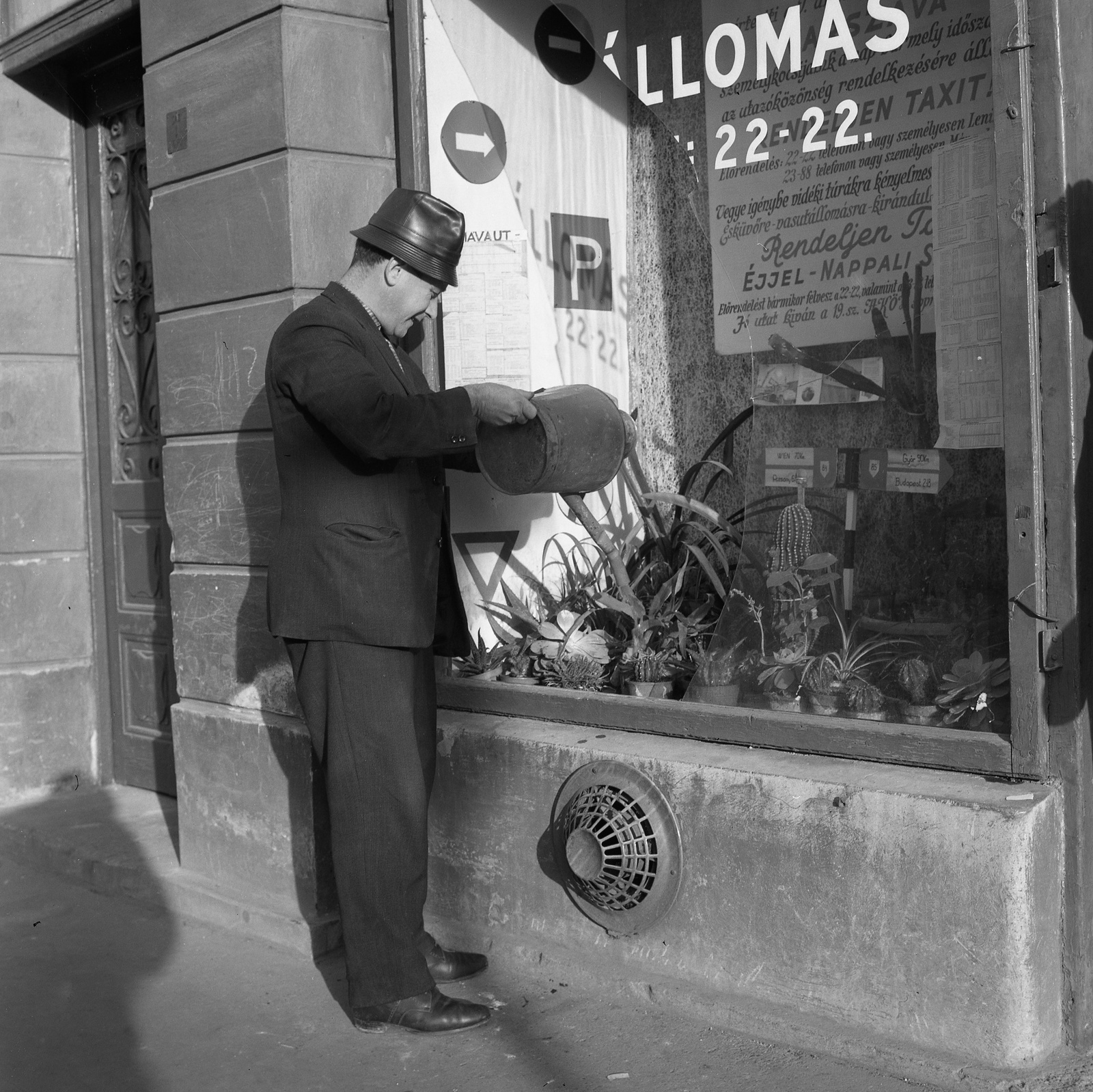 Hungary, Sopron, Várkerület (Lenin körút) 71., 1969, Nagy Gyula, taxicab stand, watering, hosing, Fortepan #60064
