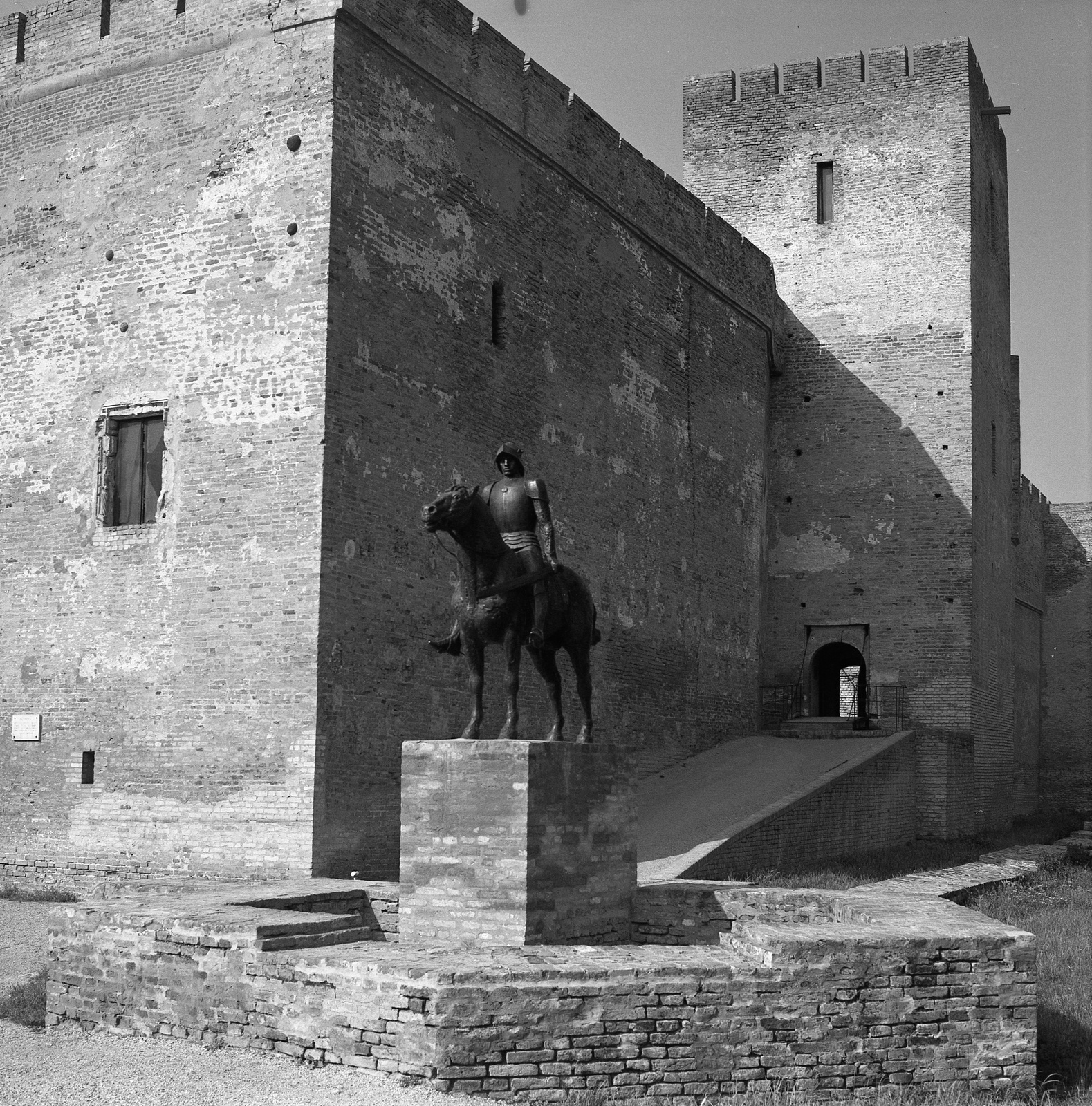 Hungary, Gyula, a vár és előtte a Végvári vitéz szobra (Tóth Béla, 1974.)., 1972, Nagy Gyula, sculpture, fort, castle, horse sculpture, brick, Fortepan #60076