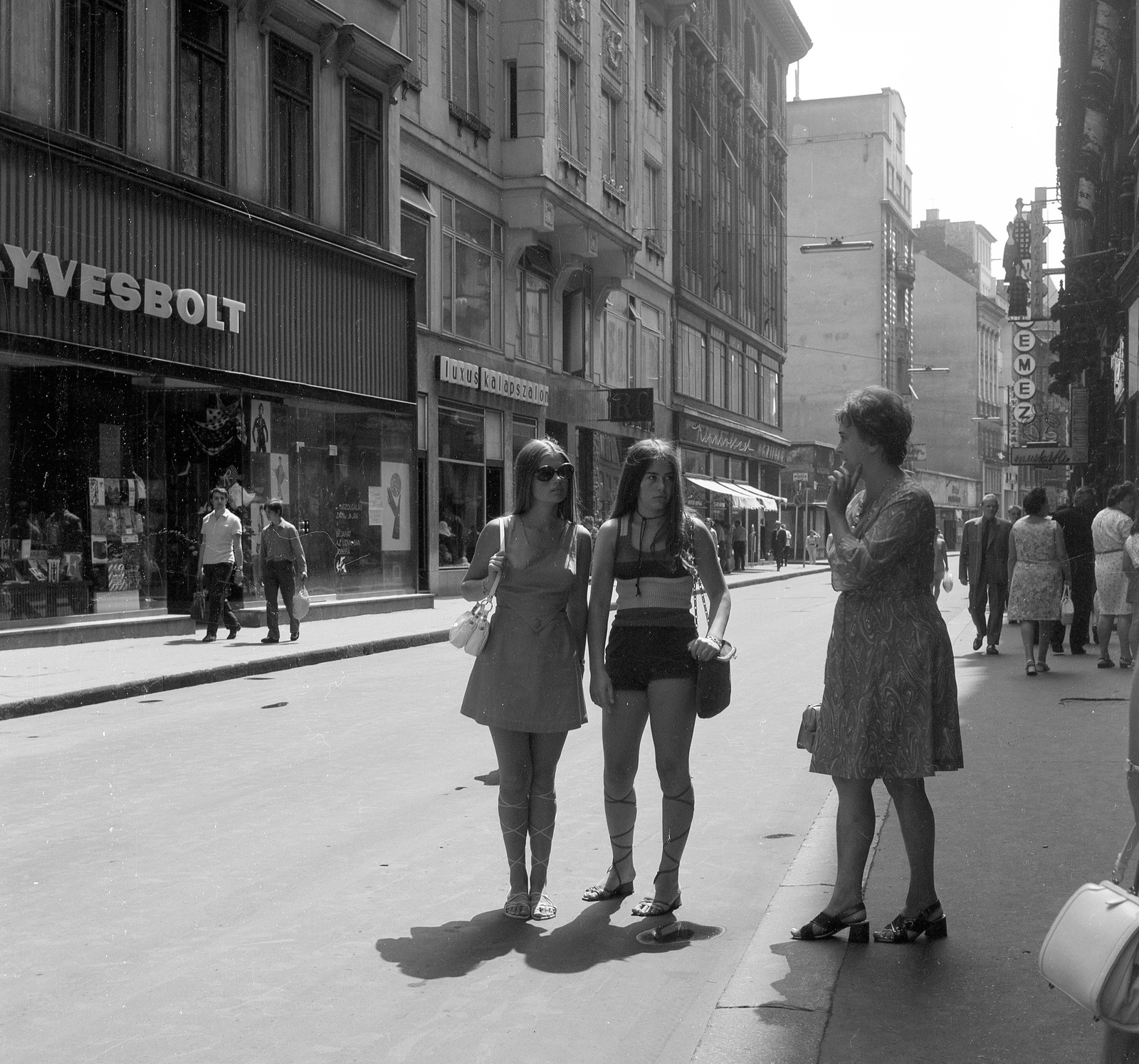 Magyarország, Budapest V., Váci utca a Gondolat Könyvesbolttól a Régi posta utca felé nézve., 1972, Nagy Gyula, divat, rövidnadrág, neon felirat, Budapest, Fortepan #60086