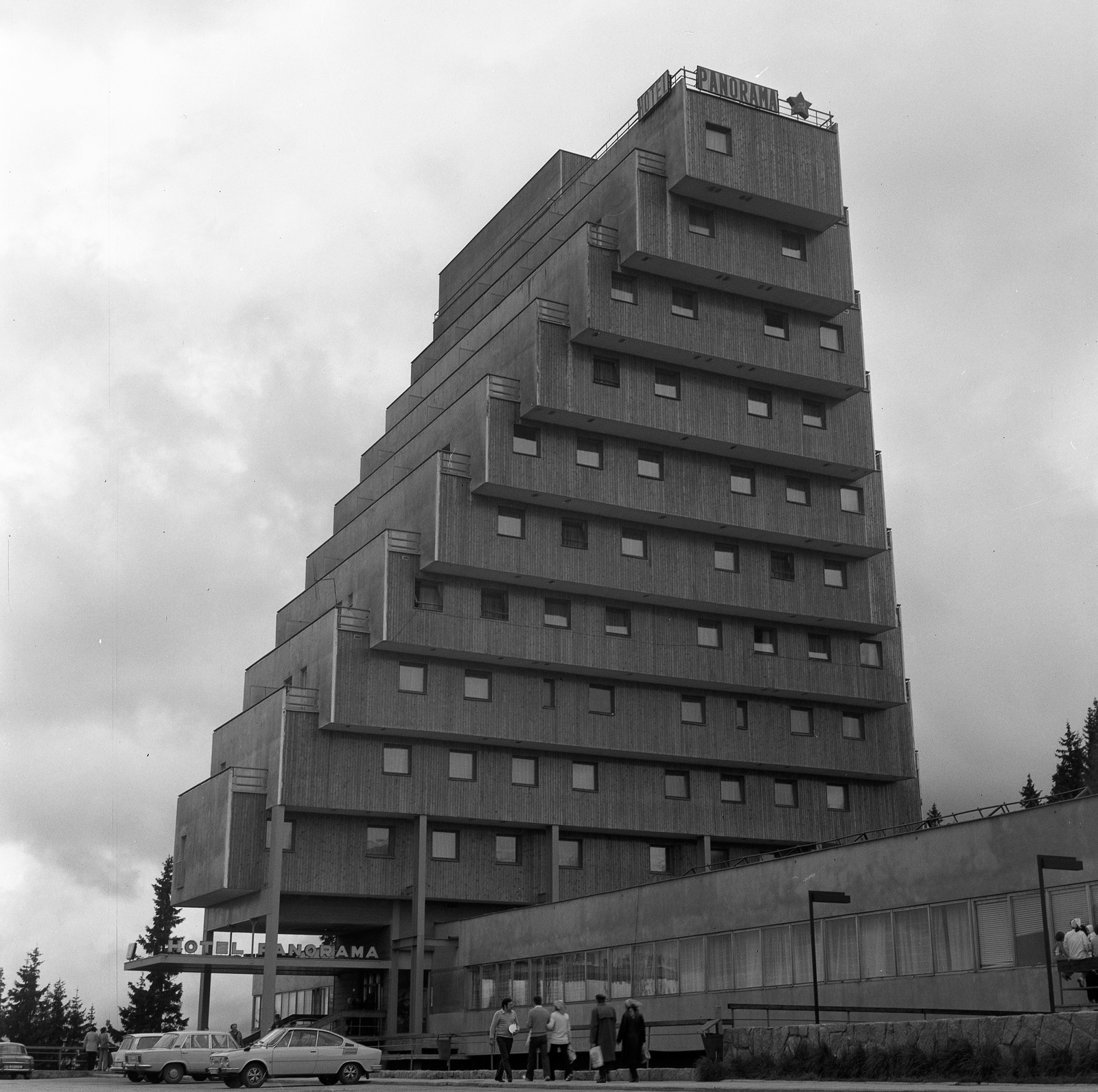Szlovákia,Magas-Tátra, Csorba-tó, Panorama Hotel., 1975, Nagy Gyula, Csehszlovákia, szálloda, vörös csillag, modern építészet, Tátra hegység, Zdeněk Řihák-terv, Fortepan #60090