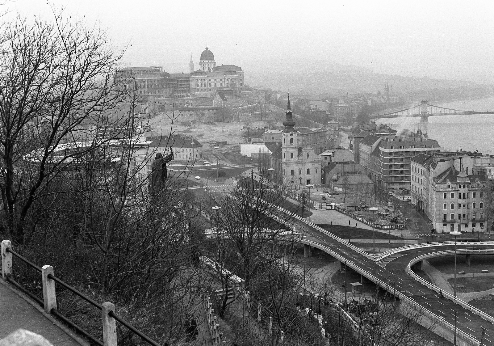 Magyarország, Gellérthegy, Budapest I., kilátás a Budavári Palota (korábban Királyi Palota) felé. Középen a Szent Gellért szobor és az Alexandriai Szent Katalin-templom, jobbra távolabb a Széchenyi Lánchíd., 1964, Nagy Gyula, palota, Duna, Budapest, függőhíd, Szent Gellért-ábrázolás, William Tierney Clark-terv, Fortepan #60100