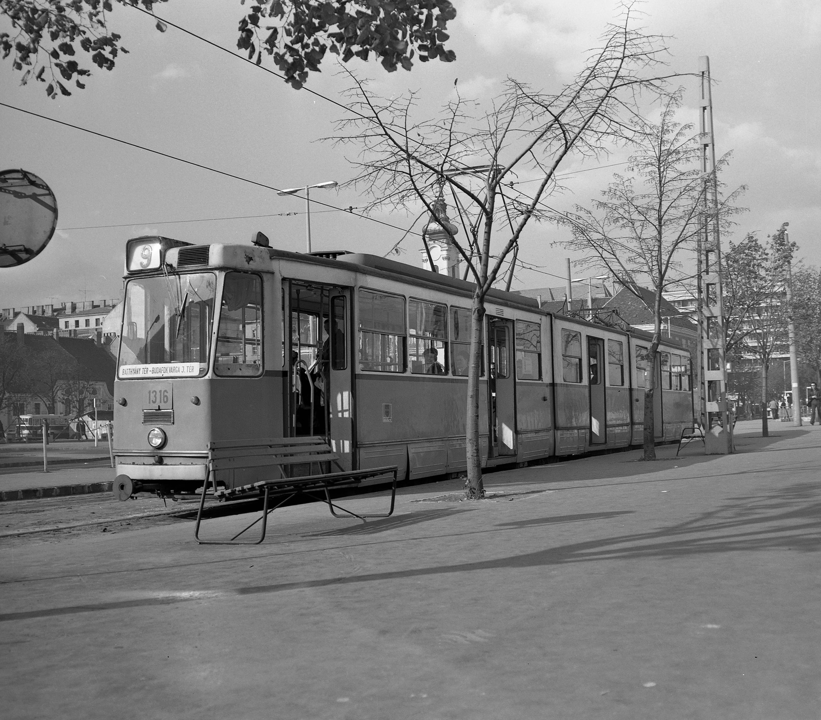 Hungary, Budapest I., Batthyány tér, villamos-végállomás., 1973, Nagy Gyula, tram, BKV-organisation, tram stop, Ganz-brand, destination sign, Budapest, public transport line number, Fortepan #60107