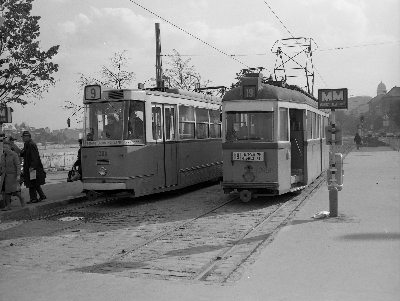 Hungary, Budapest I., Batthyány tér, villamos-végállomás., 1973, Nagy Gyula, tram, BKV-organisation, tram stop, Ganz-brand, destination sign, Budapest, public transport line number, Fortepan #60108