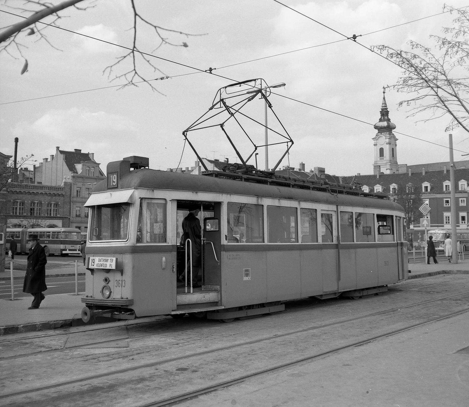 Hungary, Budapest I., Batthyány tér, villamos-végállomás., 1973, Nagy Gyula, tram, BKV-organisation, tram stop, Ganz-brand, destination sign, Stuka tramway, Budapest, public transport line number, Fortepan #60109
