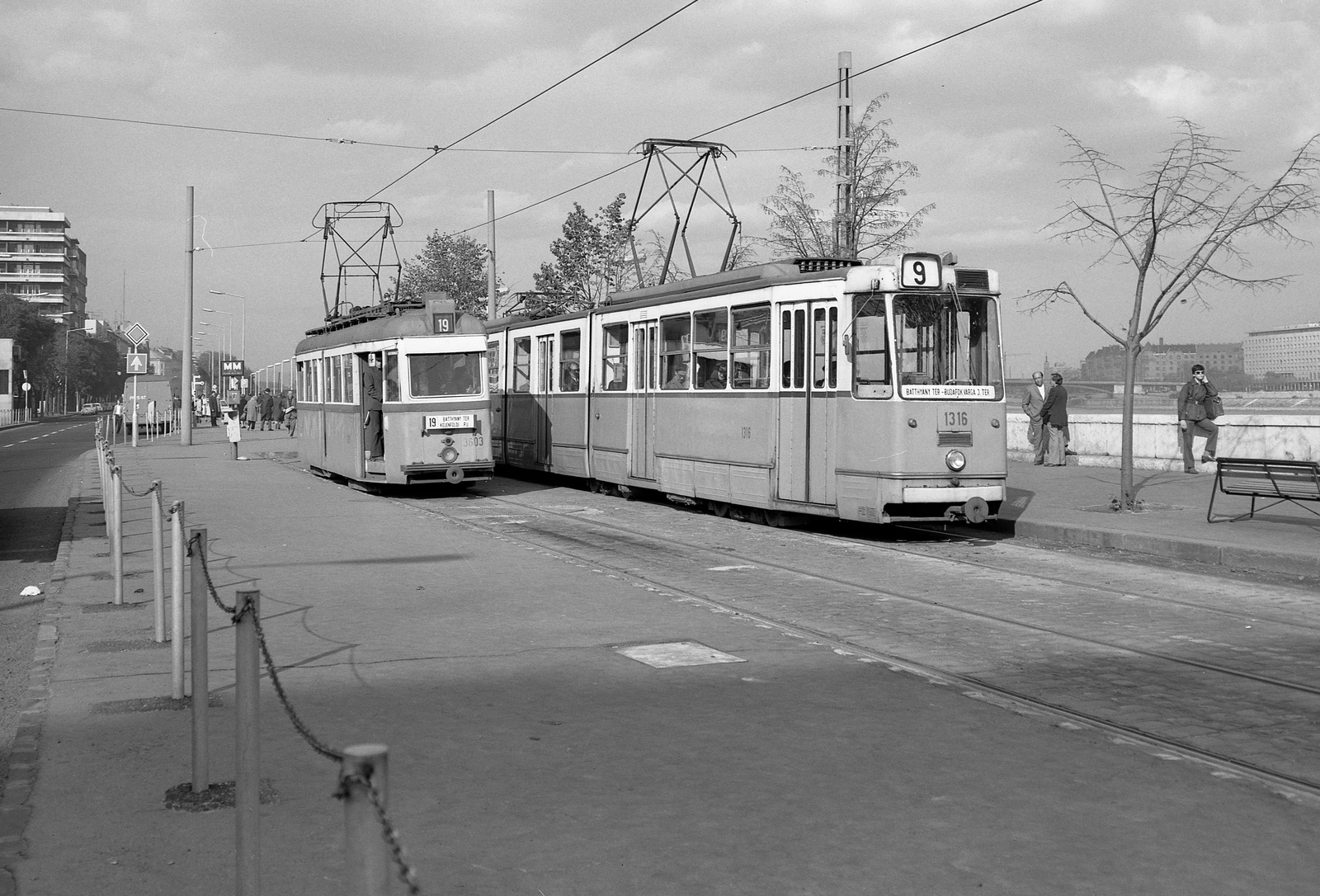 Hungary, Budapest I., Batthyány tér, villamos-végállomás., 1973, Nagy Gyula, tram, BKV-organisation, tram stop, Ganz-brand, destination sign, Stuka tramway, Budapest, public transport line number, Fortepan #60111