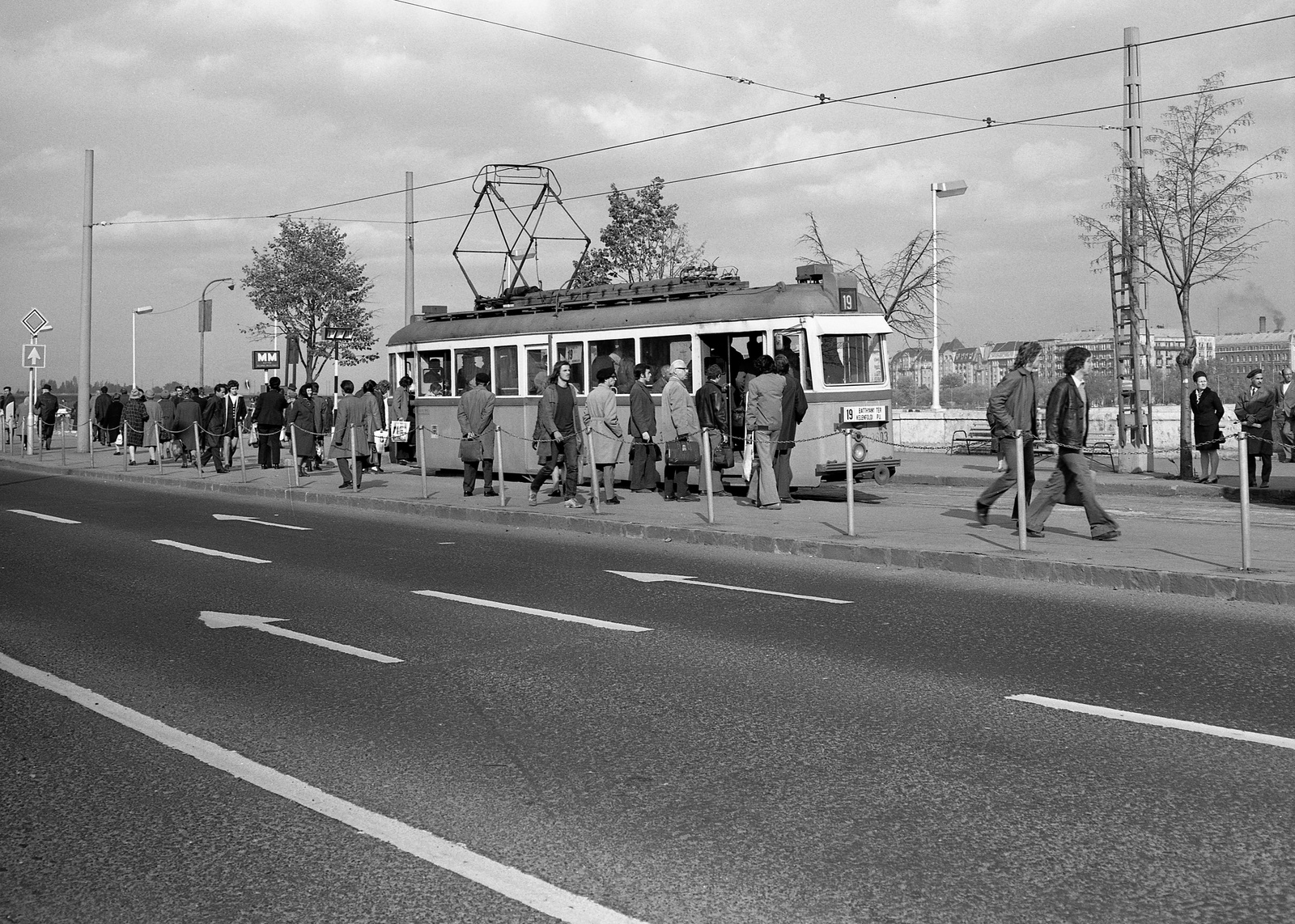 Hungary, Budapest I., Batthyány tér, villamos-végállomás., 1973, Nagy Gyula, tram, BKV-organisation, tram stop, Ganz-brand, destination sign, Stuka tramway, Budapest, public transport line number, Fortepan #60112