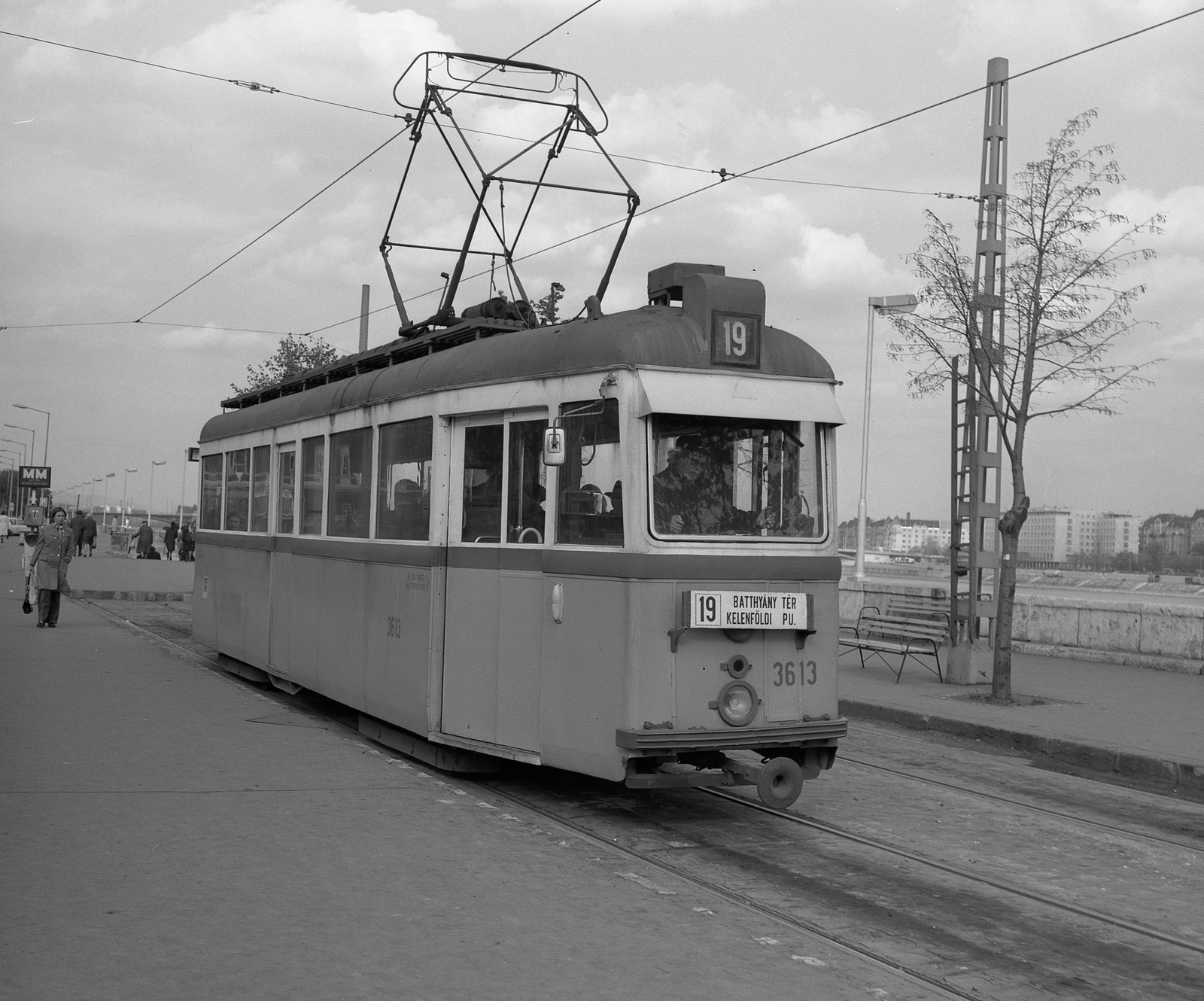 Hungary, Budapest I., Batthyány tér, villamos-végállomás., 1973, Nagy Gyula, tram, BKV-organisation, tram stop, Ganz-brand, destination sign, Stuka tramway, Budapest, public transport line number, Fortepan #60113