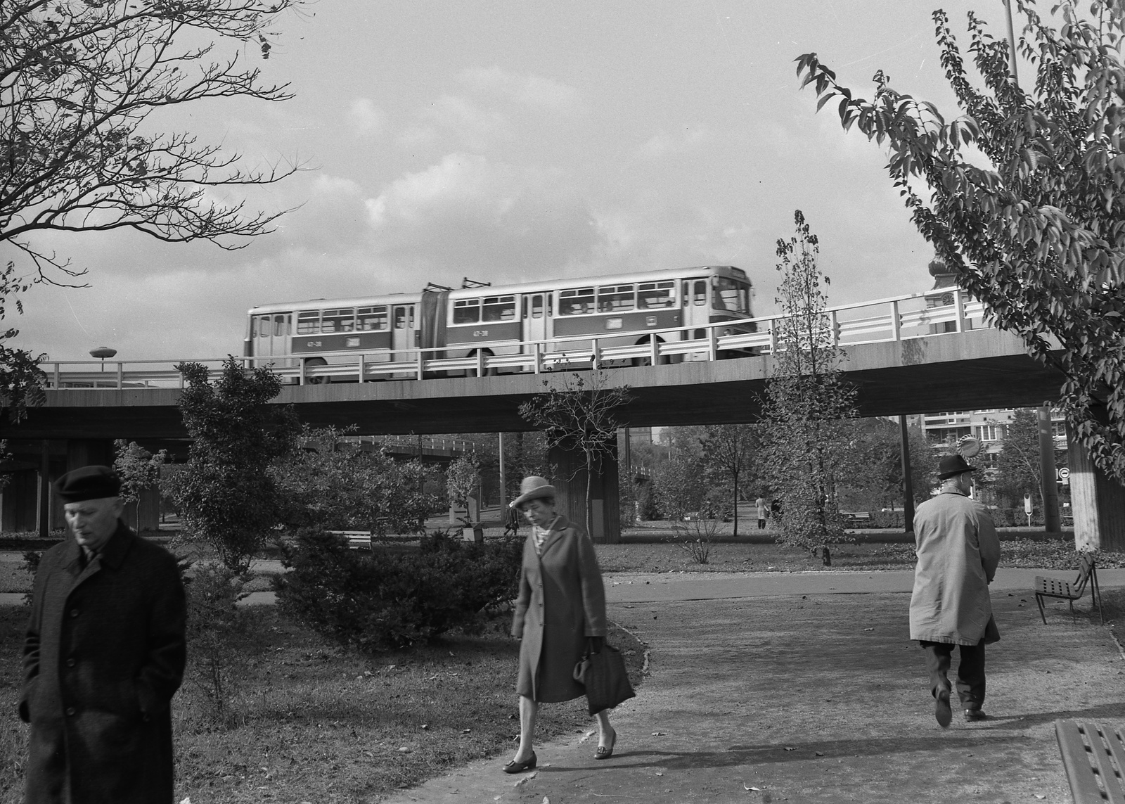 Hungary, Budapest I., Döbrentei tér, az Erzsébet híd lehajtója., 1973, Nagy Gyula, bus, Ikarus-brand, Budapest, Fortepan #60114