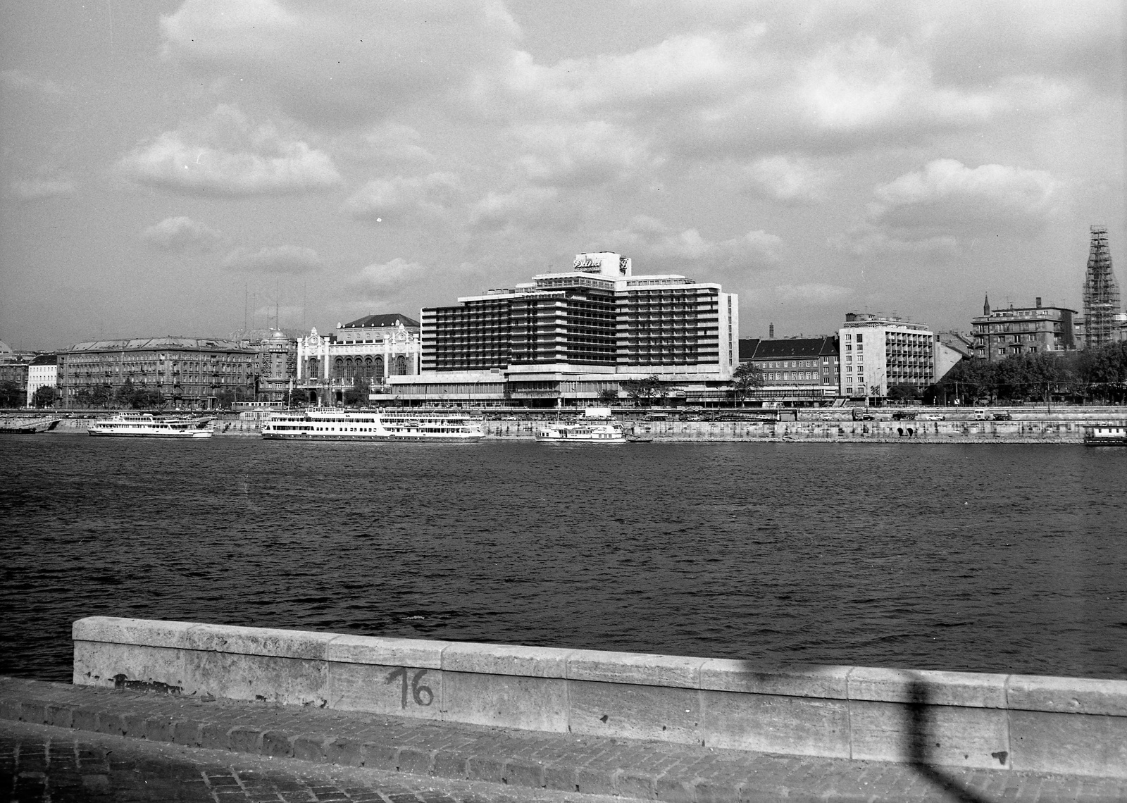 Hungary, Budapest I., budai alsó rakpart, a túlparton a Hotel Duna Intercontinental., 1975, Nagy Gyula, ship, hotel, architecture, picture, wharf, Danube, Družba ship, Jozsef Finta-design, Budapest, Fortepan #60116
