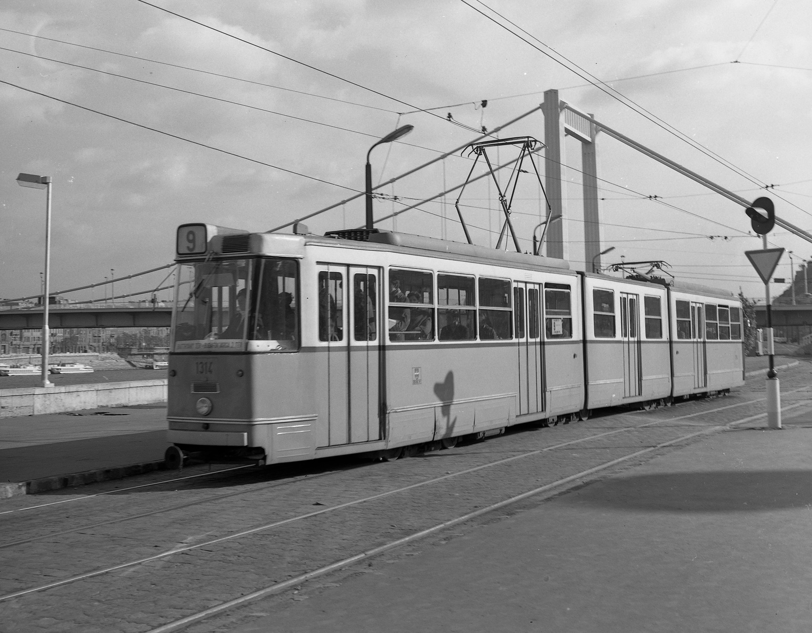 Hungary, Budapest I., Várkert (Groza Péter) rakpart, háttérben az Erzsébet híd., 1973, Nagy Gyula, tram, BKV-organisation, destination sign, Budapest, Pál Sávoly-design, public transport line number, Fortepan #60117