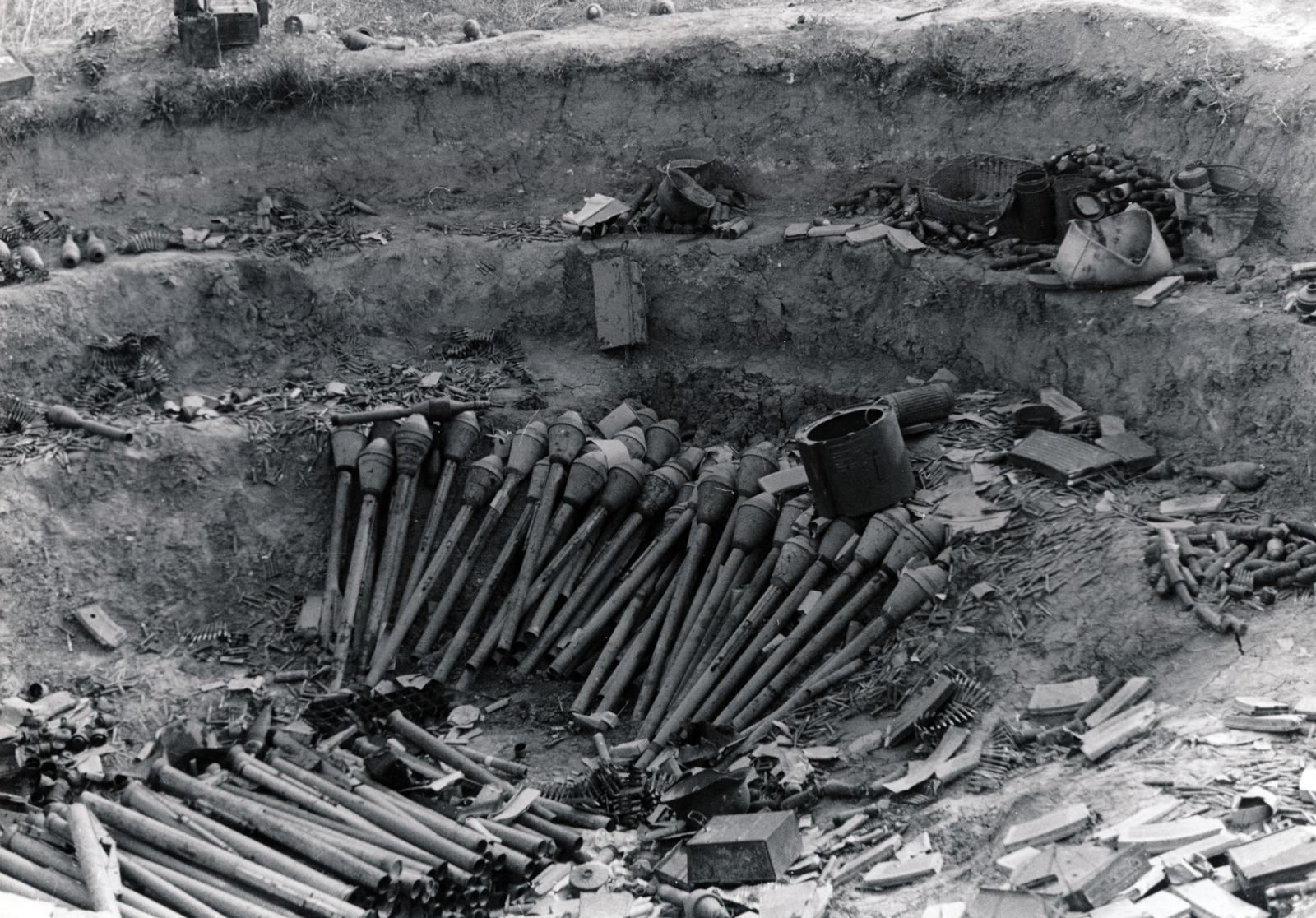 1945, Fortepan, helmet, ammunition, grenade, machine-gun belt, bazooka, Fortepan #60130