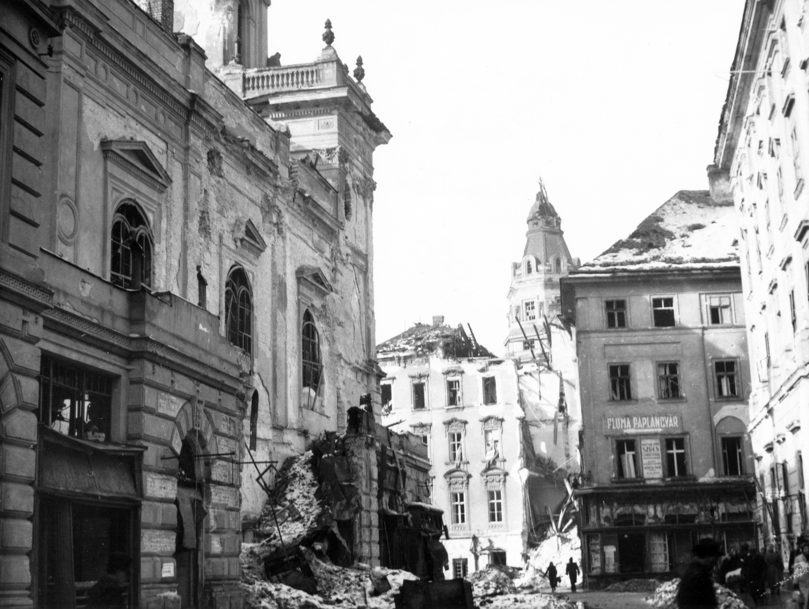 Hungary, Budapest V., Városház utca, balra a Belvárosi Szent Anna-templom (szervita templom), távolabb a Szervita téren a lerombolt Teleki-palota háttérében a Bécsi utca - Fehér Hajó utca sarkán álló ház kupolája látható., 1945, Fortepan, Baroque-style, Catholic Church, Budapest, Servite Order, János Hölbling-design, János György Pauer-design, Fortepan #60134