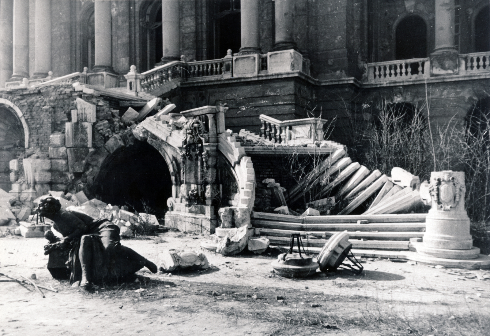 Hungary, Budapest I., a Királyi Palota (később Budavári Palota) lerombolt Habsburg-lépcsője., 1945, Fortepan, sculpture, Budapest, stairs, colonnade, balustrade, Fortepan #60137