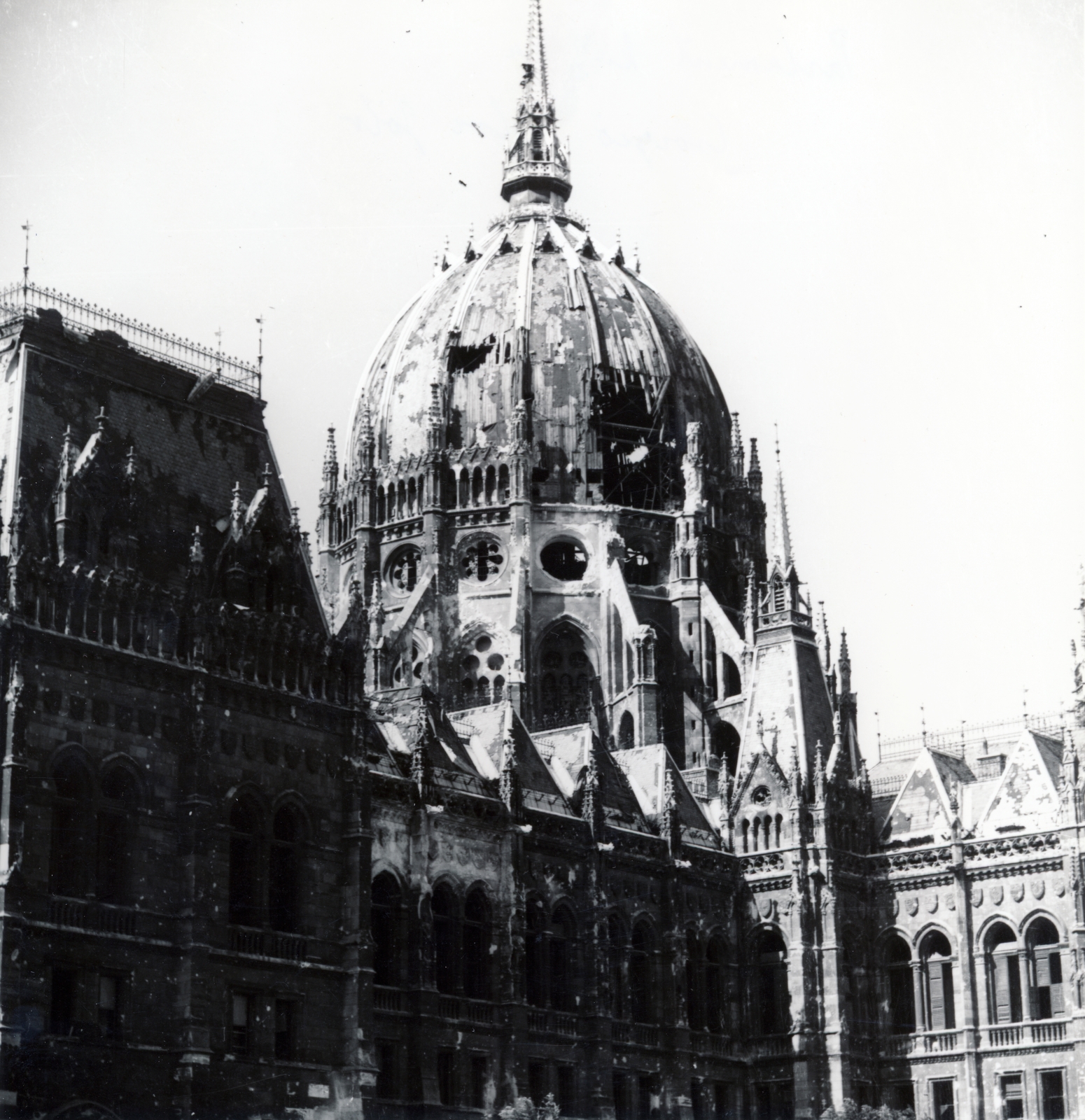 Hungary, Budapest V., Kossuth Lajos tér, Parlament., 1945, Fortepan, war damage, Imre Steindl-design, damaged building, Neo-Gothic-style, eclectic architecture, Budapest, Fortepan #60141