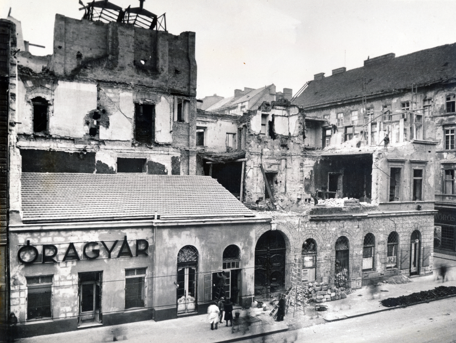 Hungary, Budapest V., Kossuth Lajos utca, a kép jobb szélén a Szép utca torkolata., 1945, Fortepan, clockmaker, Budapest, war damage, damaged building, Fortepan #60144