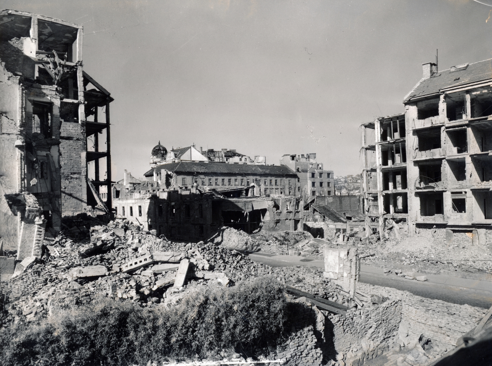 Hungary, Budapest I., Hattyú utca, szemben a Budai Apolló mozi romja (később játszótér van a helyén), mögötte a Széna téri épületek. Balra a Hattyú utca 12., 1945, Fortepan, Budapest, war damage, damaged building, Fortepan #60145