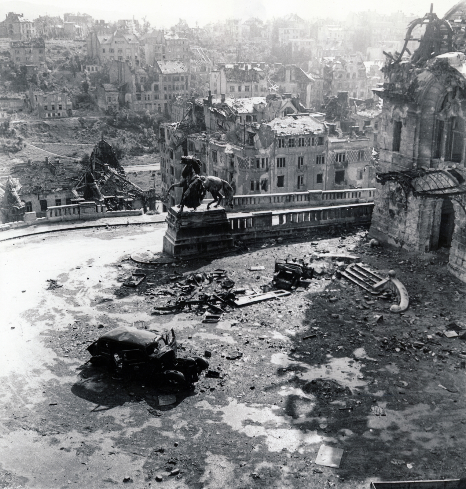 Hungary, Budapest I., Lovarda utca, a Lovat fékező csikós szobra (ifj. Vastagh György, 1901.) a lerombolt Lovarda előtt. Háttérben a romos Krisztinaváros., 1945, Fortepan, war damage, wreck, picture, ruins, horse sculpture, Budapest, horse-breaker portrayal, Fortepan #60146
