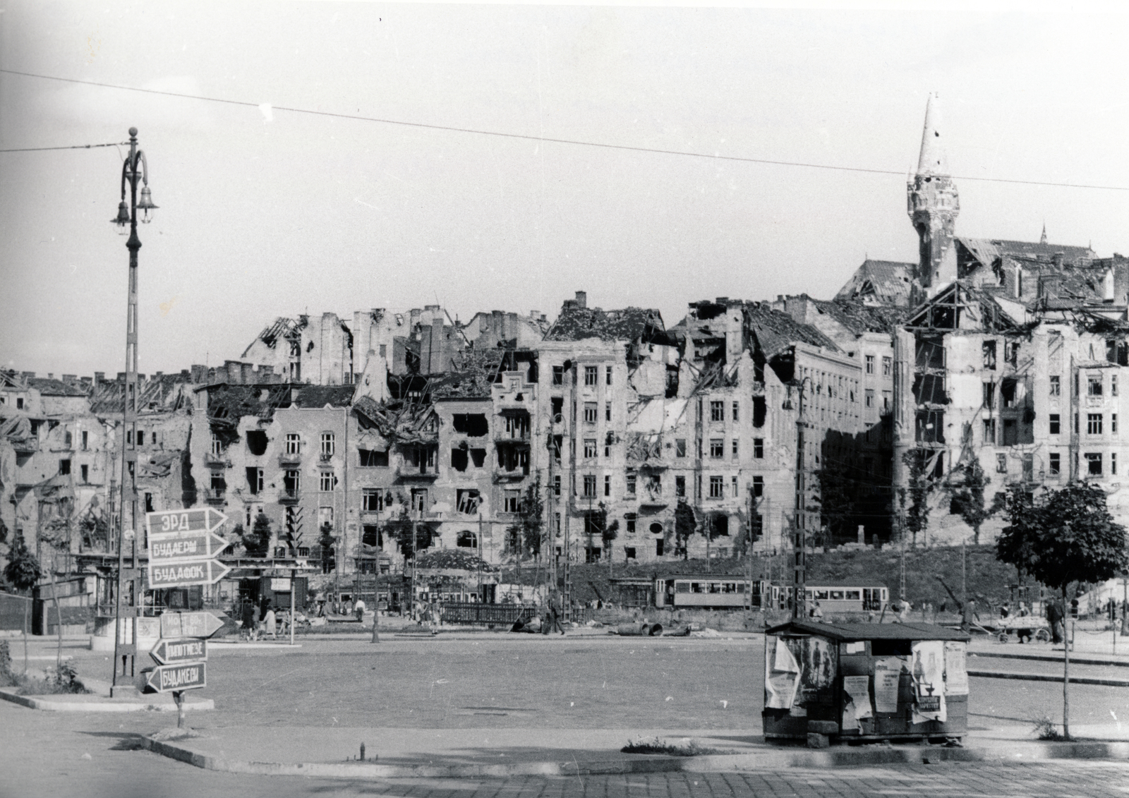 Magyarország, Budapest I.,Budapest II., Széll Kálmán tér, szemben a Vérmező út épületei felett az Országos Levéltár tornya., 1945, Fortepan, háborús kár, útjelző tábla, villamos, rom, villamosmegálló, tábla, Budapest, cirill írás, Fortepan #60150