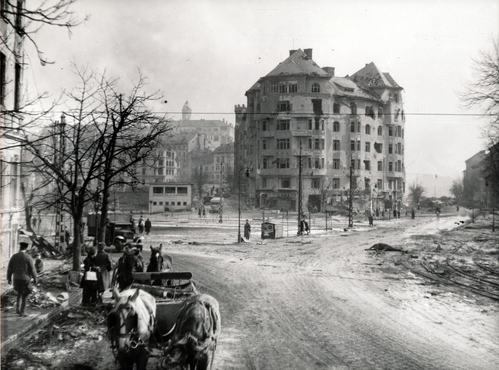 Hungary, Budapest II., Széll Kálmán tér a Szilágyi Erzsébet (Olasz) fasor felől nézve. Szemben a Várfok utca épületei, jobbra a Krisztina körút., 1945, Bojár Sándor, war damage, Horse-drawn carriage, commercial vehicle, Budapest, Fortepan #60156