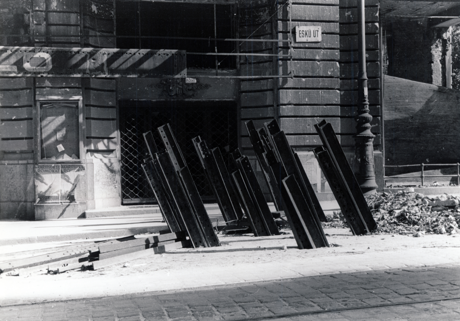 Hungary, Budapest V., Szabad sajtó (Eskü) út - Március 15. (Eskü) tér sarok, a romos Osztálysorsjáték palota., 1945, Fortepan, beam, street name sign, anti-tank obstacles, Budapest, Fortepan #60158