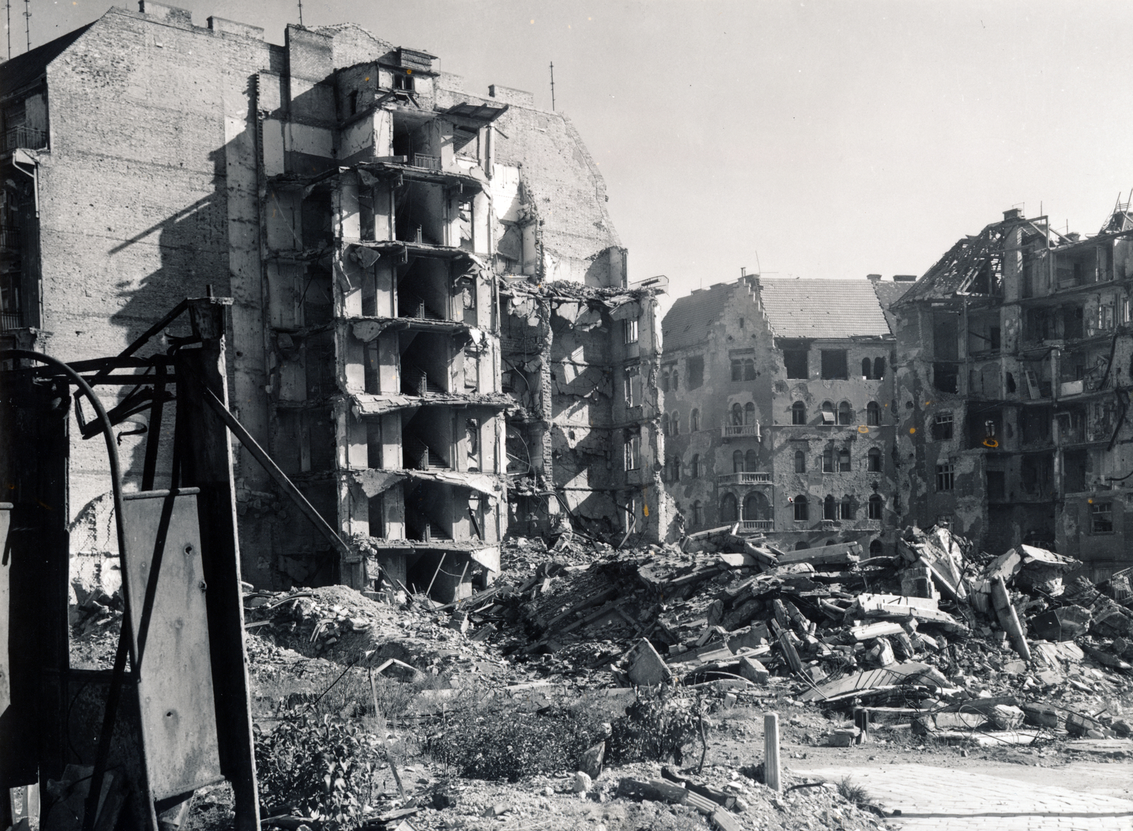 Hungary, Budapest II., Margit körút - Keleti Károly utca sarok, a felrobbant Regent-ház., 1945, Fortepan, ruins, Budapest, war damage, damaged building, Fortepan #60164