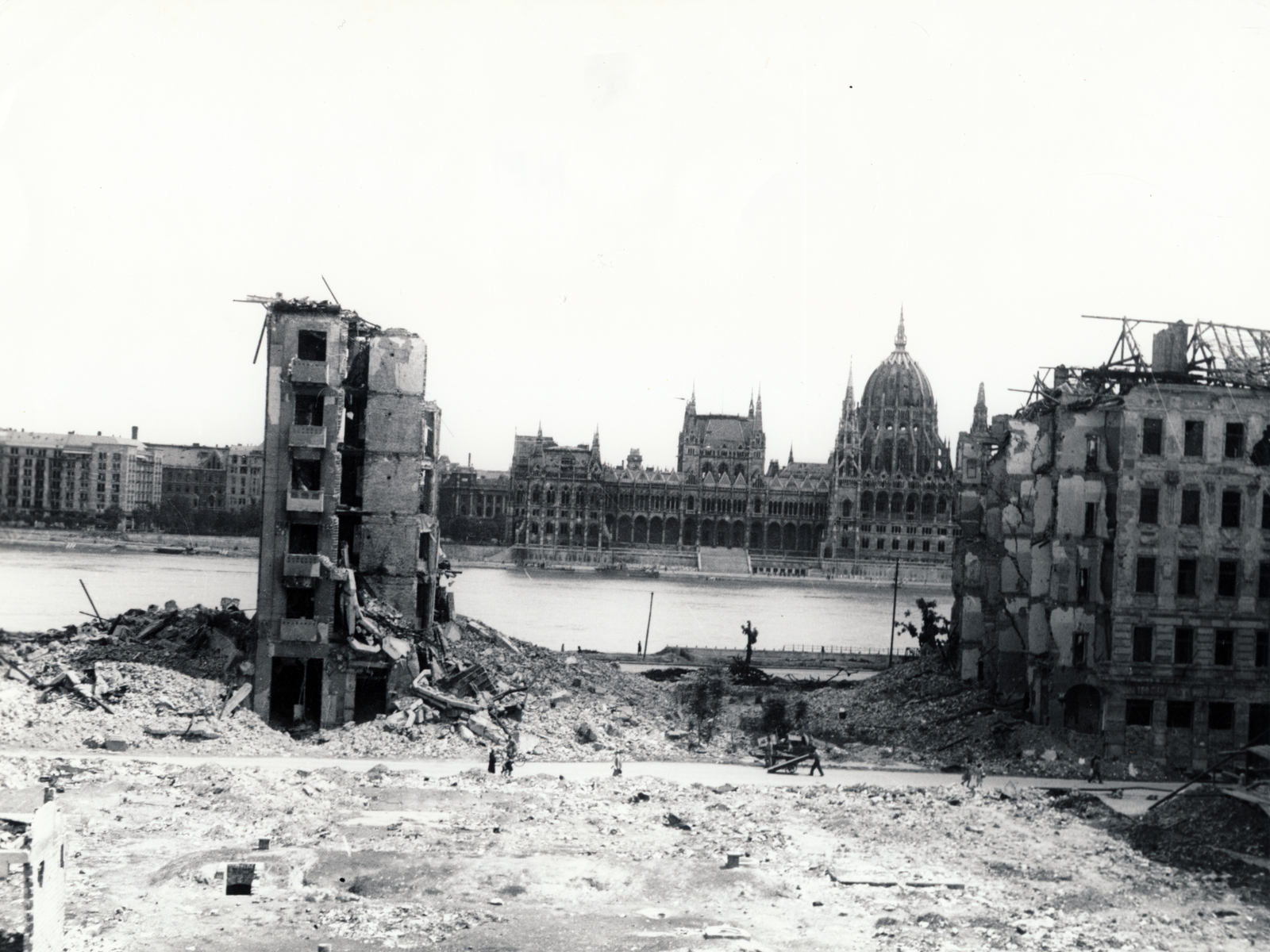Hungary, Budapest II., a Fő utca és a Duna-part a mai Nagy Imre tér felől., 1945, Fortepan, ruins, Imre Steindl-design, parliament, Neo-Gothic-style, eclectic architecture, Budapest, Fortepan #60165