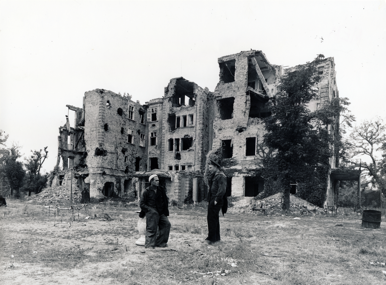 Hungary, Margit Islands, Budapest, a romos Margaréta szálló., 1945, Fortepan, hotel, ruins, Soviet soldier, war damage, damaged building, Fortepan #60166