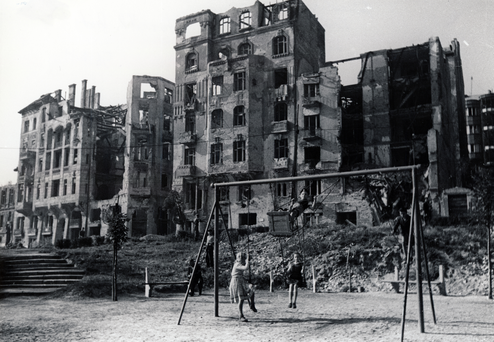 Hungary, Budapest I., háttérben a Krisztina körút lerombolt épületei., 1945, Fortepan, swing, ruins, Budapest, war damage, damaged building, kids, Fortepan #60167