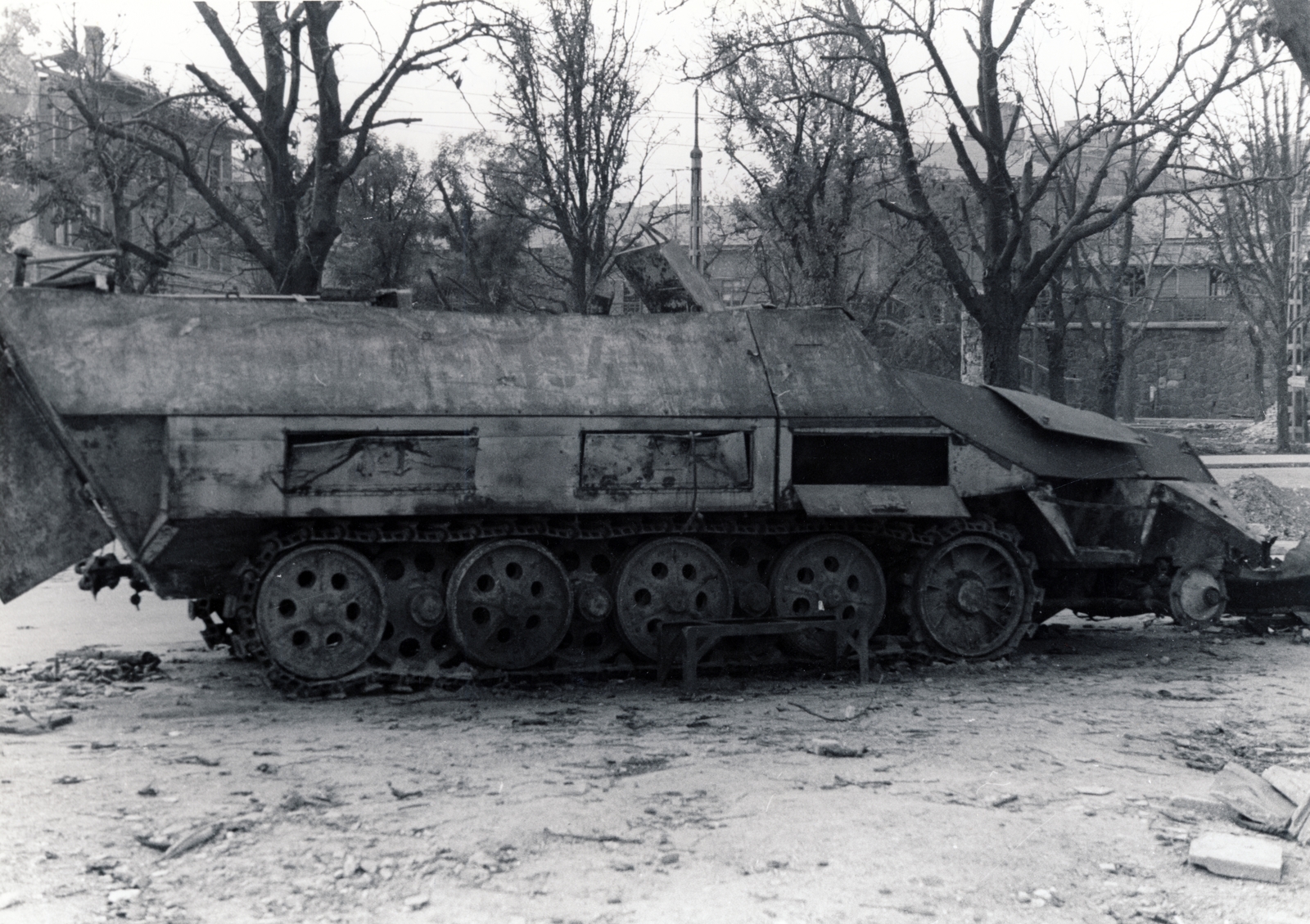 Hungary, Budapest I., Vérmező, német gyártmányú Sd.kfz. 251 féllánctalpas csapatszállító roncsa, háttérben a Déli pályaudvar., 1945, Fortepan, German brand, wreck, Hanomag-brand, combat vehicle, Budapest, Fortepan #60172