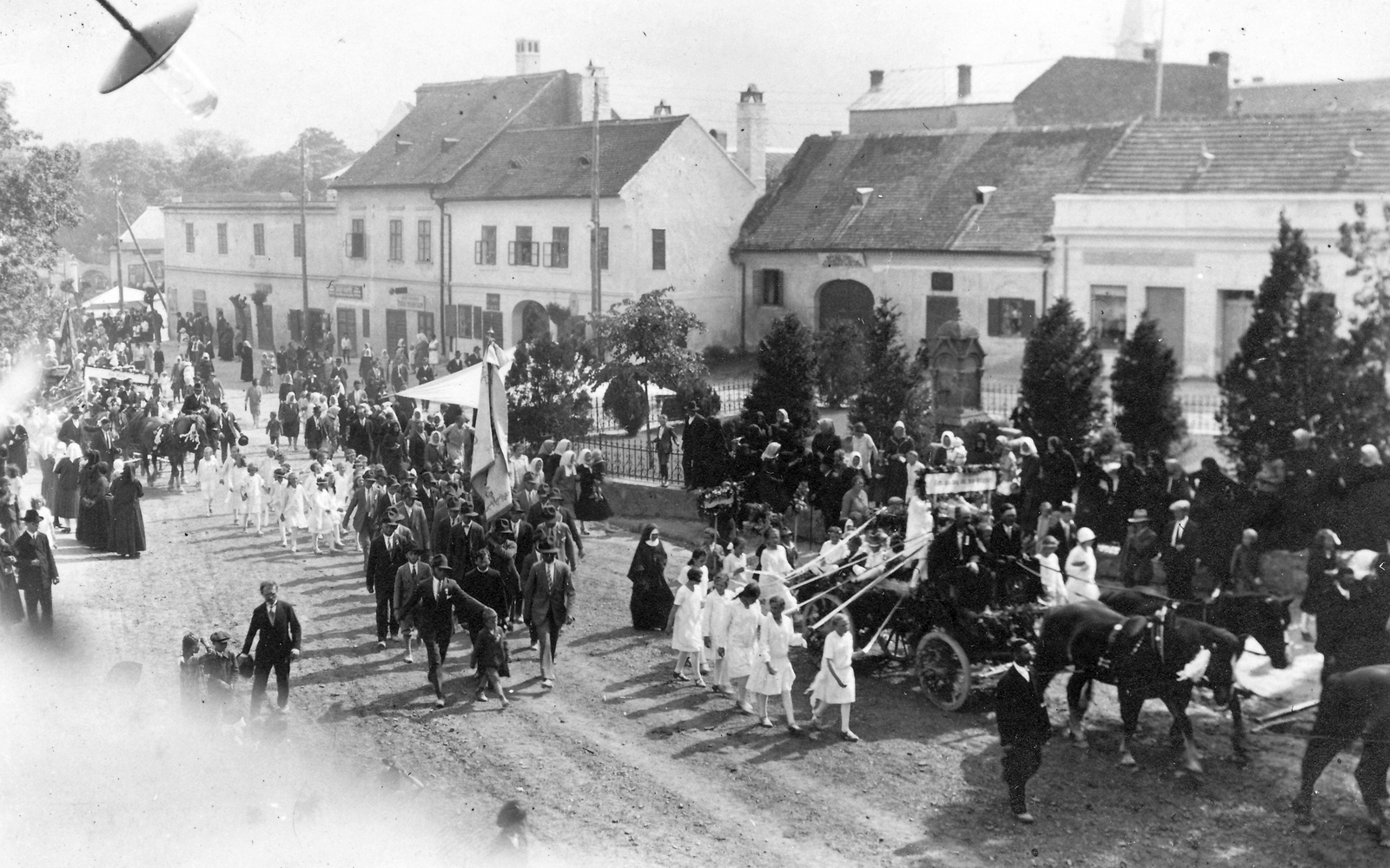 Austria, Rechnitz, Fő tér (Hauptplatz), jobbra a Szájbely-kút., 1930, Jurányi Attila, flag, light, street view, festive, nun, march, ad truck, Fortepan #60177