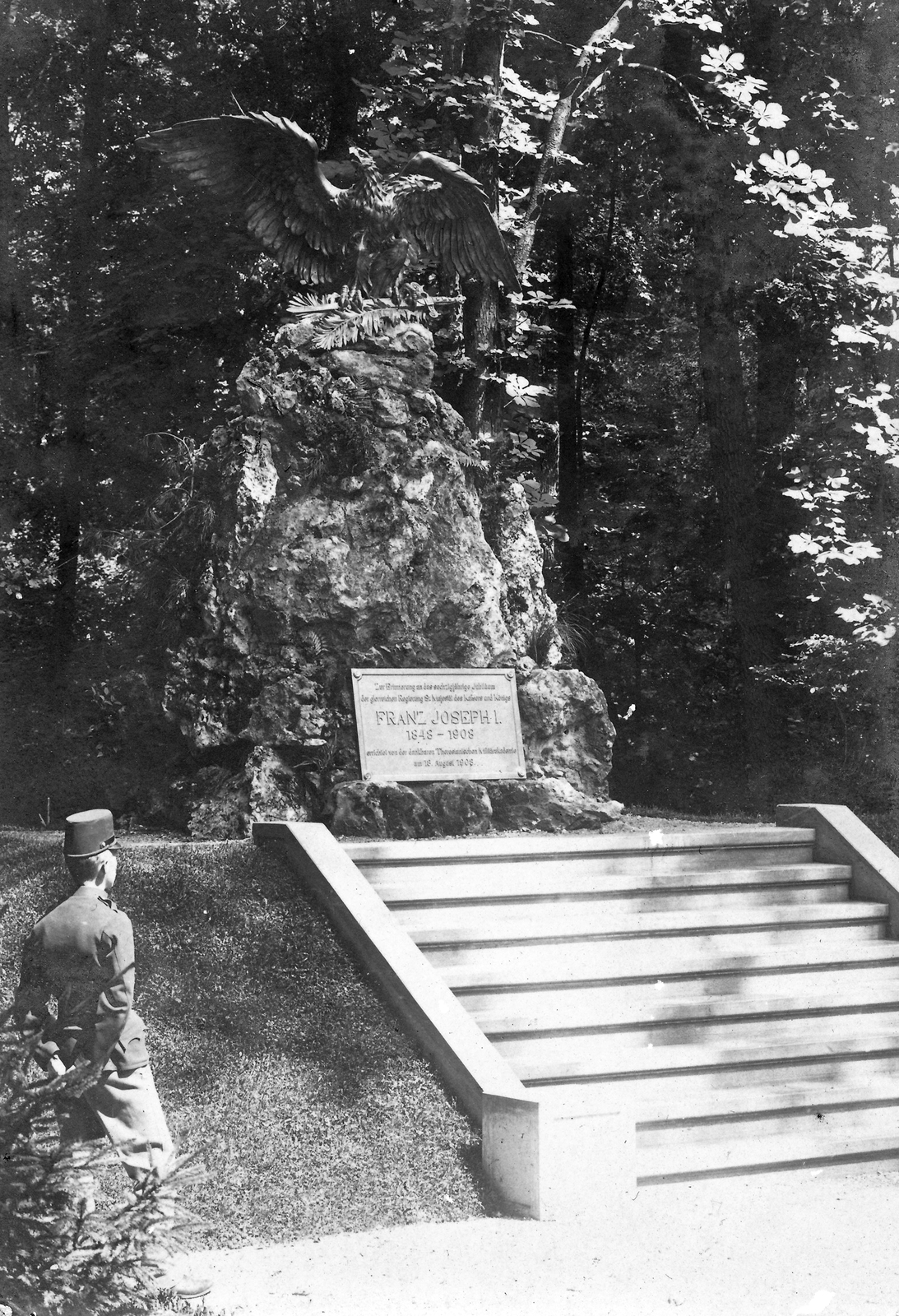 Austria, Wiener Neustadt, a Mária Terézia Katonai Akadémia udvara a várban, Ferenc József uralkodásának 60. évfordulójára állított emlékmű., 1912, Jurányi Attila, monument, Turul sculpture, Fortepan #60179