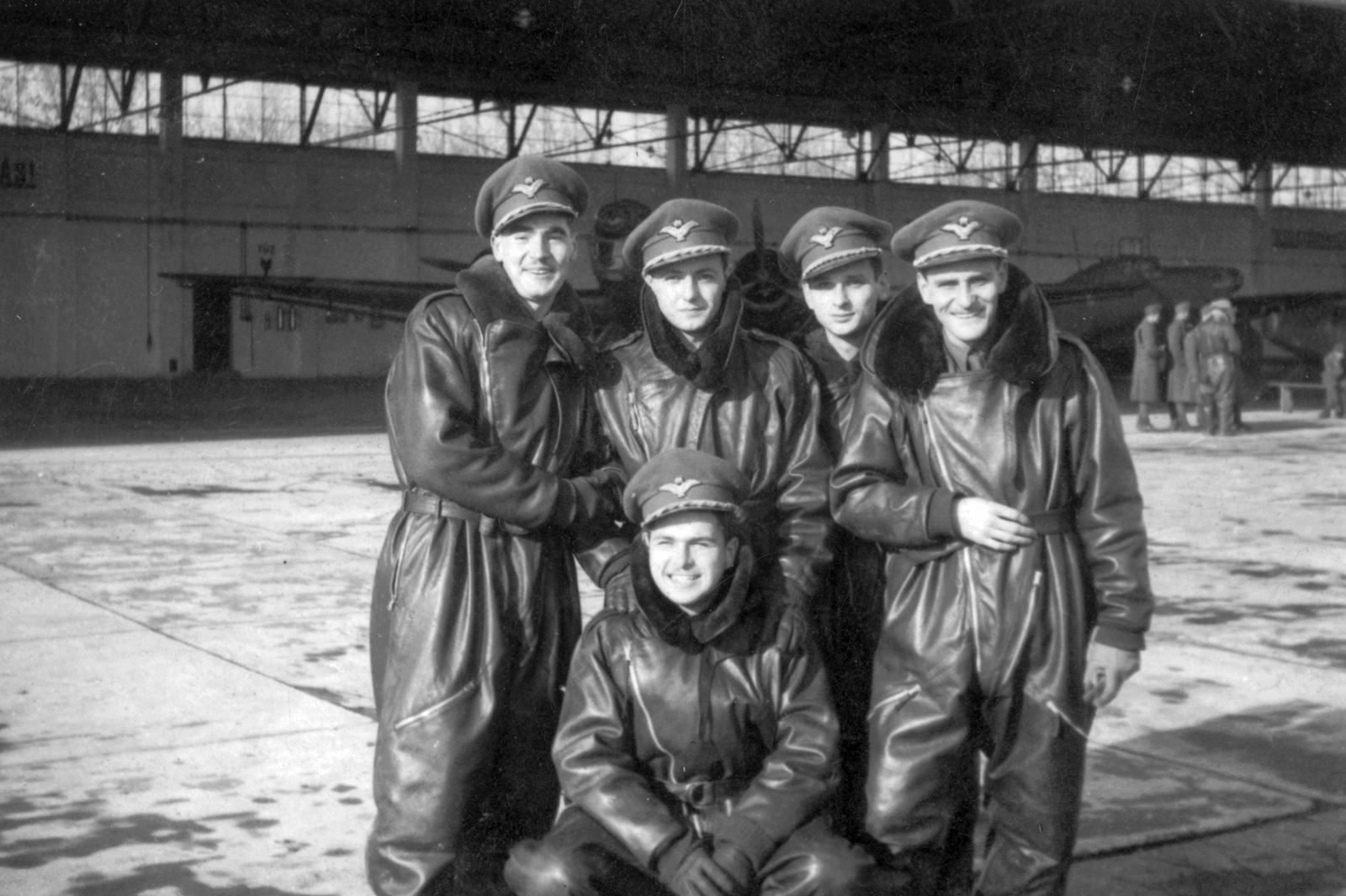 Hungary, Veszprém, Jutas repülőtér, háttérben a hangár., 1944, Nagy Gyula, German brand, pilot, Focke-Wulf-brand, hangar, untitled, leather jacket, Fortepan #60191
