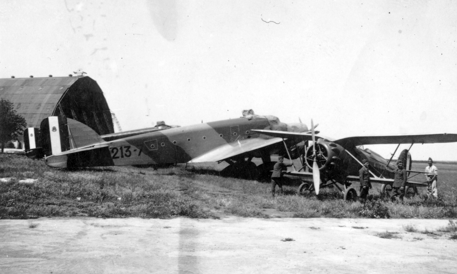 Italy, Grottaglie, repülőtér, az olasz légierő Savoia-Marchetti SM.81 típusú bombázója és Romeo Ro.41 típusú iskolarepülőgépe., 1940, Nagy Gyula, airplane, fighter plane, Italian brand, Savoia-Marchetti brand, IMAM brand, Fortepan #60194