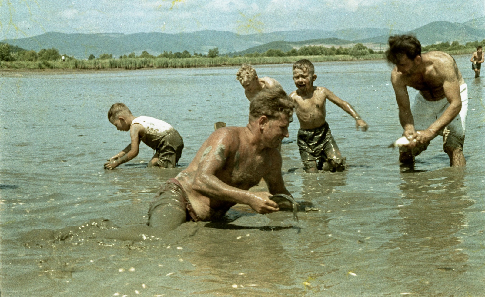 Slovakia, Poltár, halastó., 1958, Zsanda Zsolt, Vajszada Károly, Czechoslovakia, colorful, lake, fishing, fish, Fortepan #60201