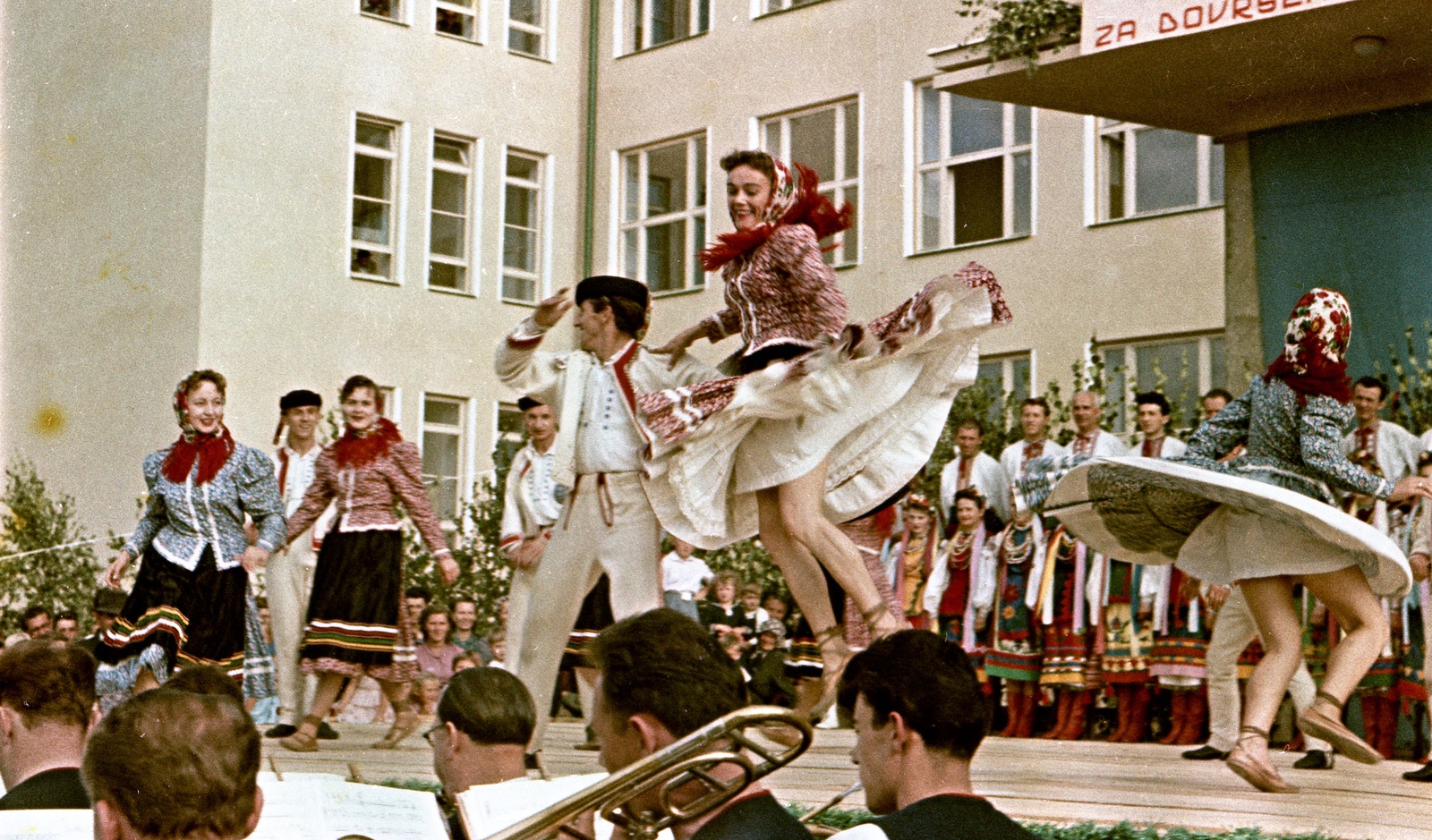 Szlovákia, Poltár, népi táncosok az iskola előtt., 1958, Zsanda Zsolt, Vajszada Károly, Csehszlovákia, színes, hangszer, tánc, népviselet, Fortepan #60227