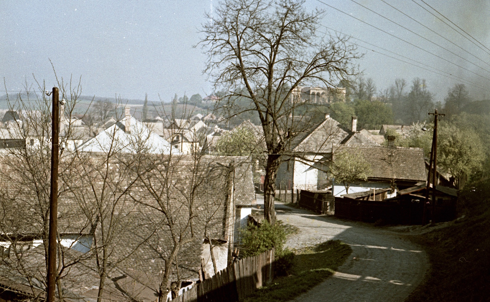 Szlovákia, Losonc, (Losoncapátfalva), látkép a vonatból, szemben a Prónay-kastély., 1959, Zsanda Zsolt, Vajszada Károly, Csehszlovákia, színes, Fortepan #60240