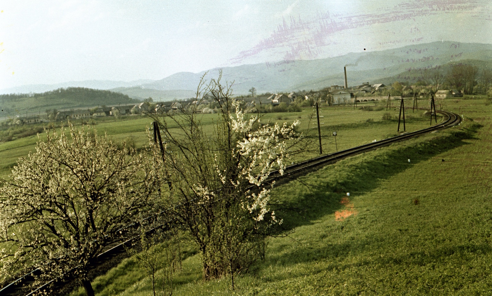 Slovakia, Poltár, látkép Ipolyszele (ekkor önálló, ma a város része) felé nézve, előtérben kápolna a Török hídnál., 1960, Zsanda Zsolt, Vajszada Károly, Czechoslovakia, colorful, spring, blossoming, Fortepan #60247