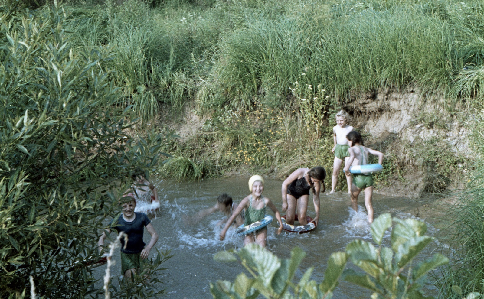 Slovakia, Poltár, az Ipoly a falu közelében., 1960, Zsanda Zsolt, Vajszada Károly, Czechoslovakia, colorful, bathing, Fortepan #60251