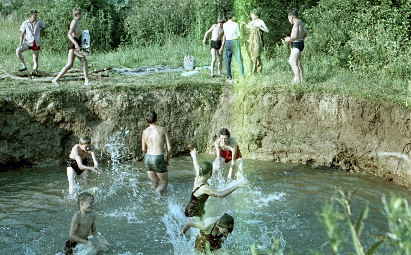 Szlovákia, Poltár, az Ipoly a falu közelében., 1960, Zsanda Zsolt, Vajszada Károly, Csehszlovákia, színes, fürdőzés, Fortepan #60254