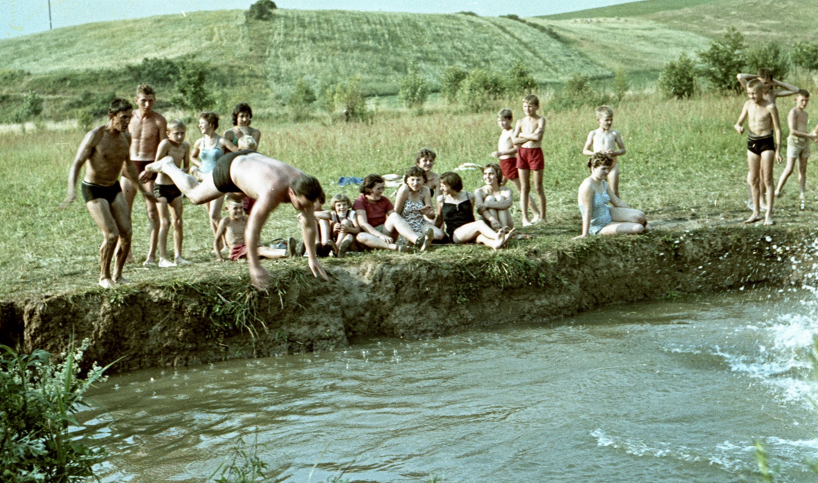 Szlovákia, Poltár, az Ipoly a falu közelében., 1960, Zsanda Zsolt, Vajszada Károly, Csehszlovákia, színes, fürdőzés, Fortepan #60258