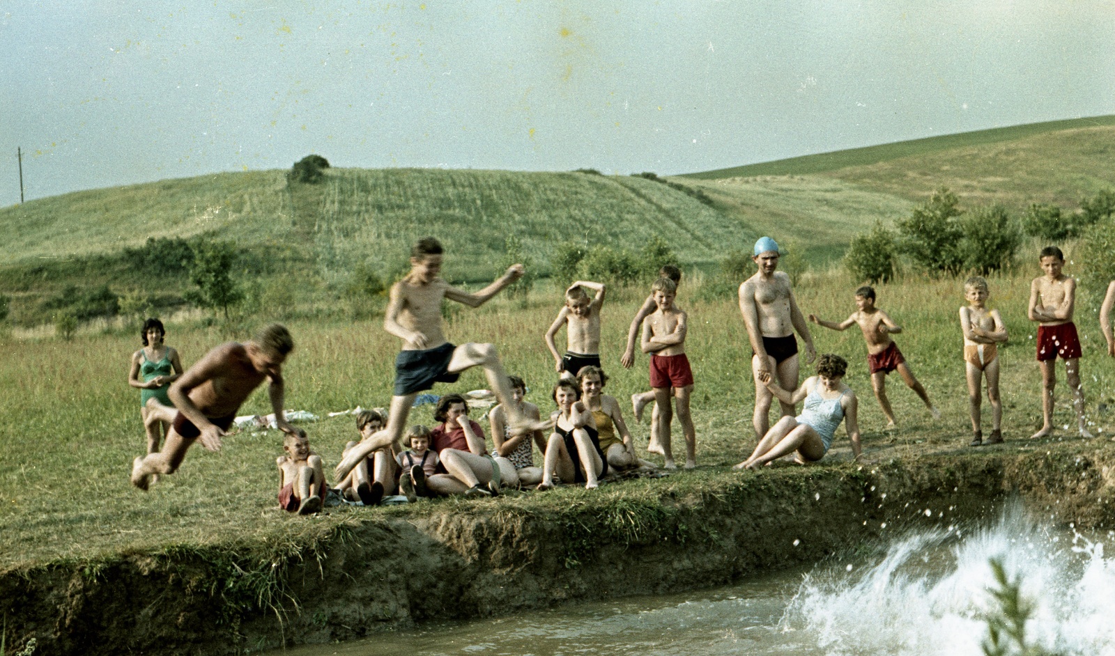 Slovakia, Poltár, az Ipoly a falu közelében., 1960, Zsanda Zsolt, Vajszada Károly, Czechoslovakia, colorful, bathing, Fortepan #60259