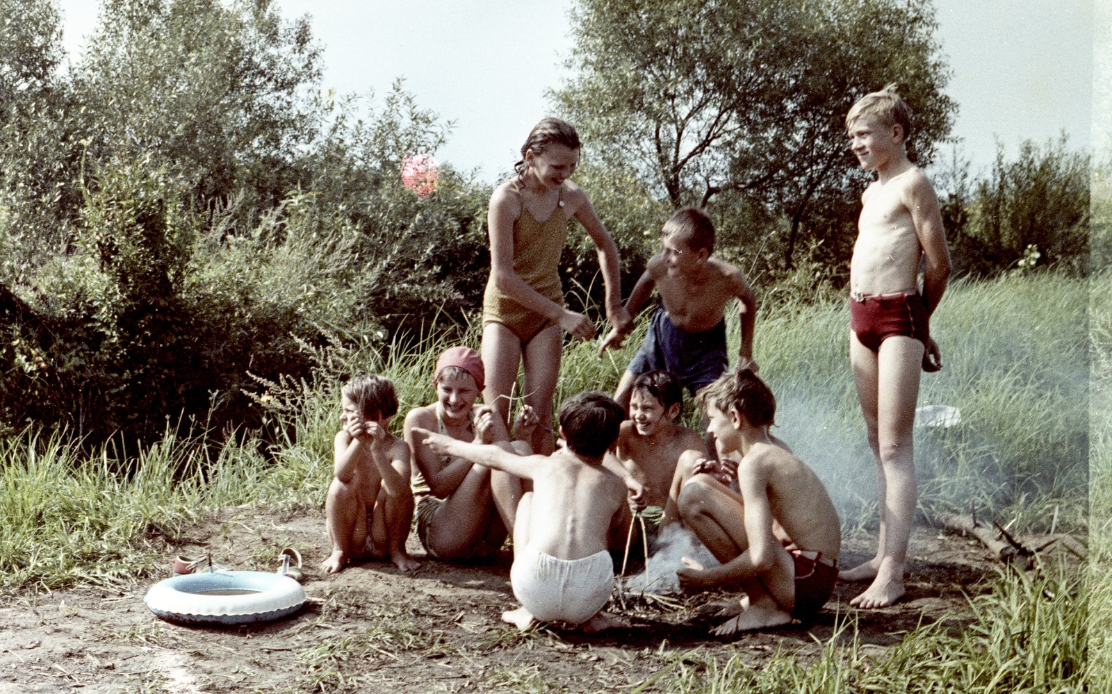 Slovakia, Poltár, a falu közeli Ipoly-part., 1960, Zsanda Zsolt, Vajszada Károly, Czechoslovakia, colorful, bathing, swim belt, summer, kids, Fortepan #60266
