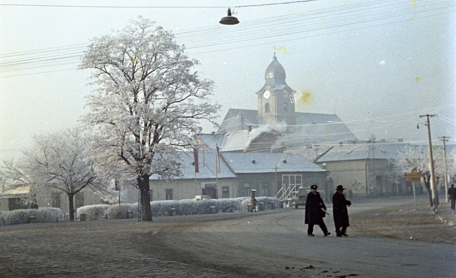 Slovakia, Fiľakovo, ulica Slovenského národného povstania (Szlovák Nemzeti Felkelés), szemben a katolikus templom., 1961, Zsanda Zsolt, Vajszada Károly, Czechoslovakia, winter, church, colorful, frost, Fortepan #60270