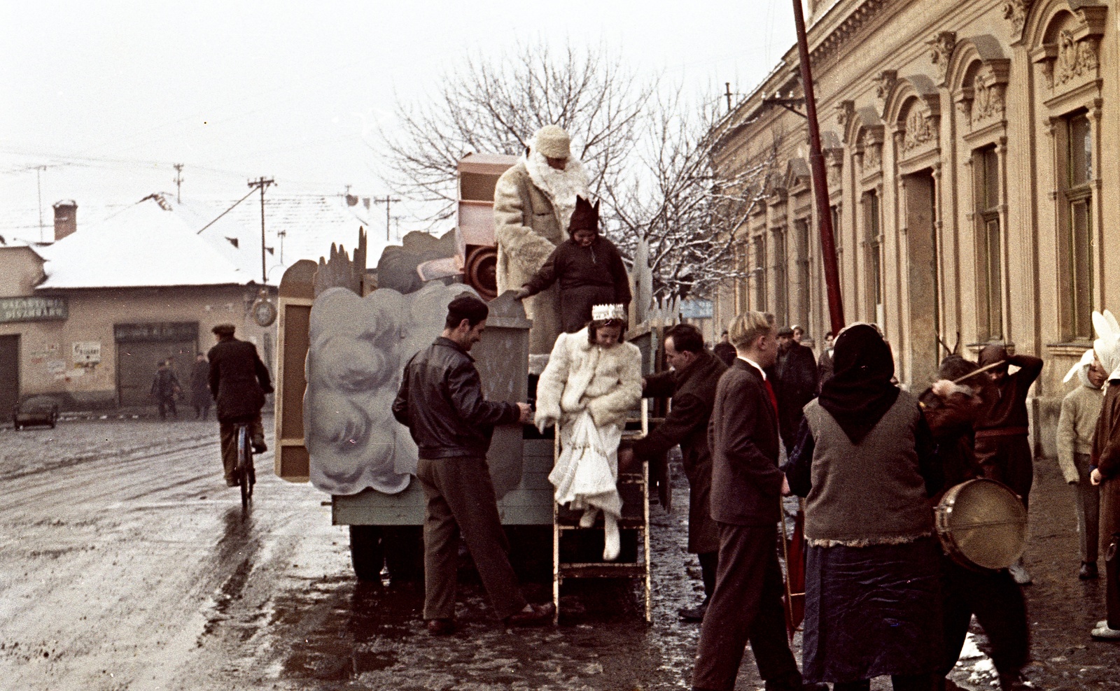 Szlovákia, Fülek, ulica Hlavná (Fő utca), balra az ulica Rázusova torkolata., 1961, Zsanda Zsolt, Vajszada Károly, Csehszlovákia, színes, jelmez, Fortepan #60273