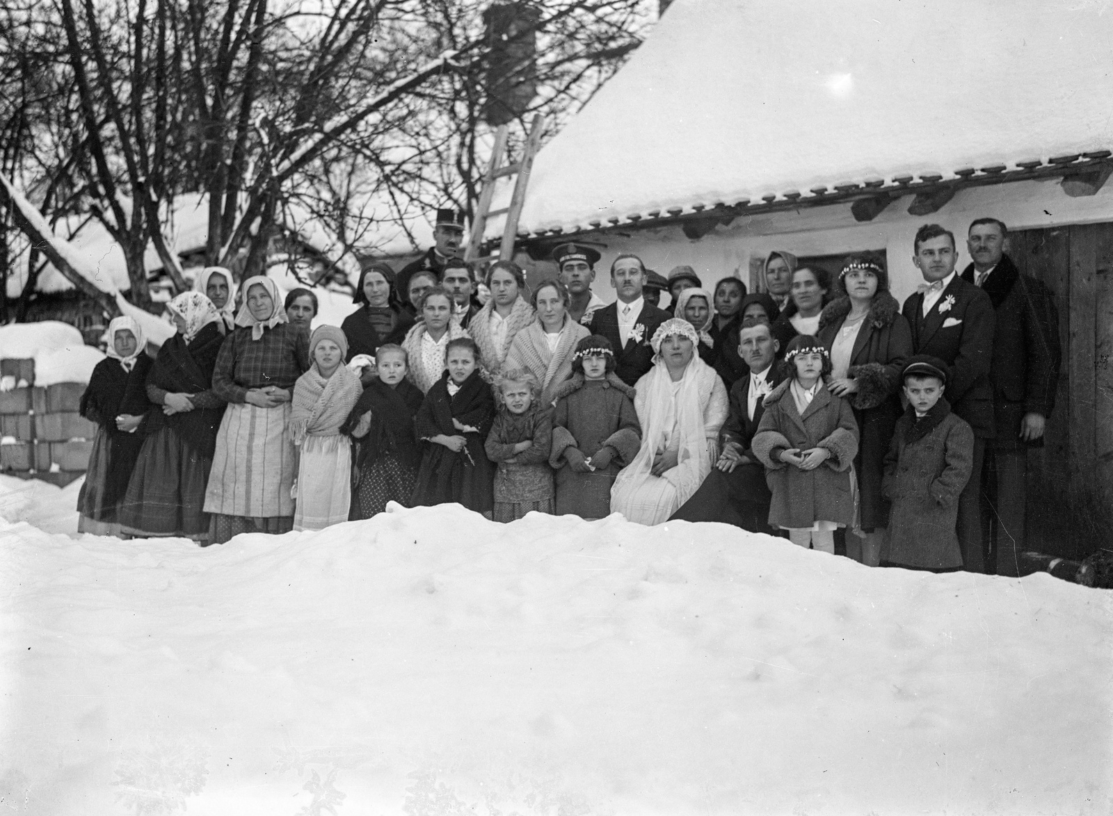 1931, Zsohár Zsuzsa, esküvő, tél, hó, egyenruha, udvar, csoportkép, létra, népviselet, elegancia, ünneplő ruha, Fortepan #60290