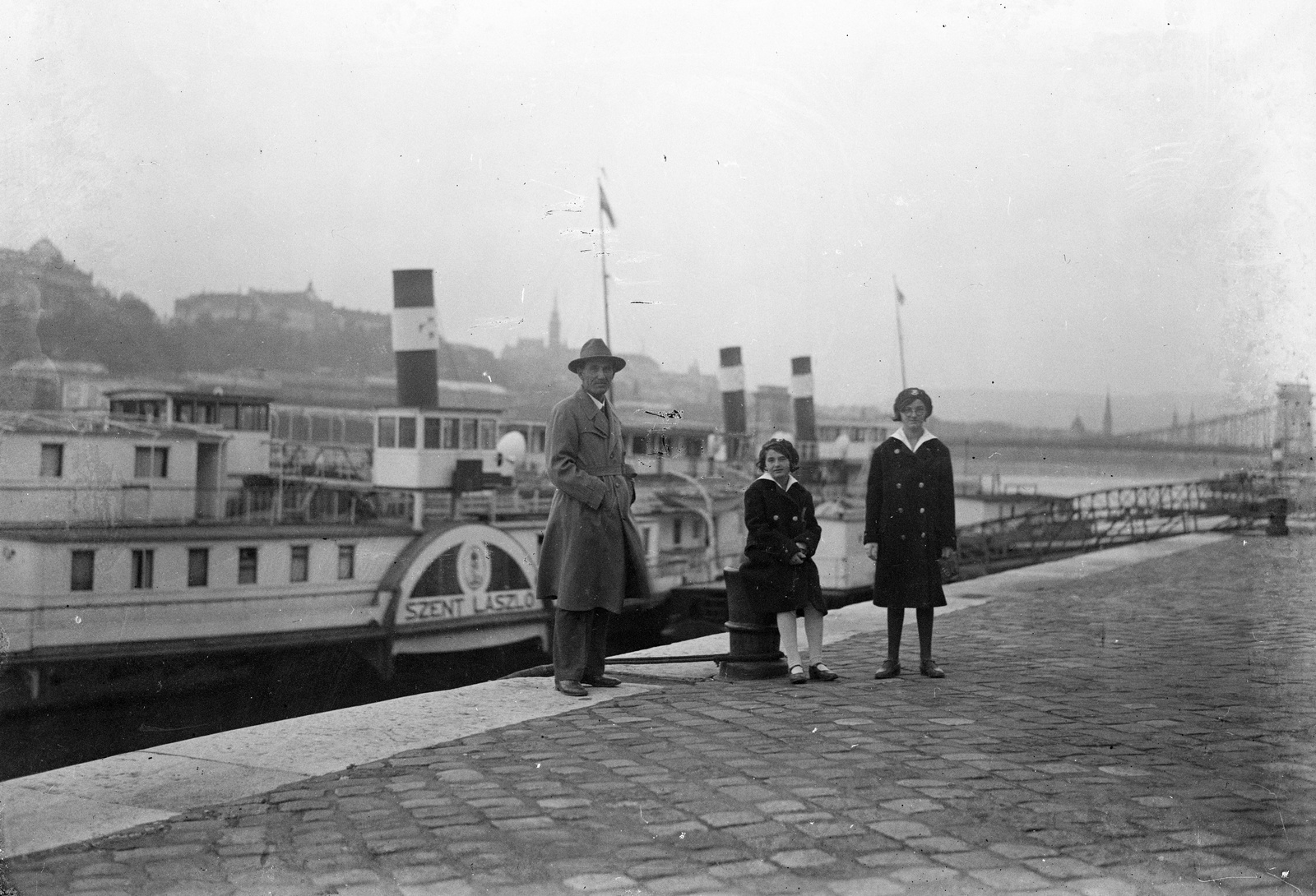 Hungary, Budapest V., Szent László gőzhajó a Vigadó téri hajóállomásnál., 1931, Zsohár Zsuzsa, hat, tableau, man, girl, steamboat, boat station, Szent László/Petőfi ship, Budapest, three people, mooring bollard, Fortepan #60298