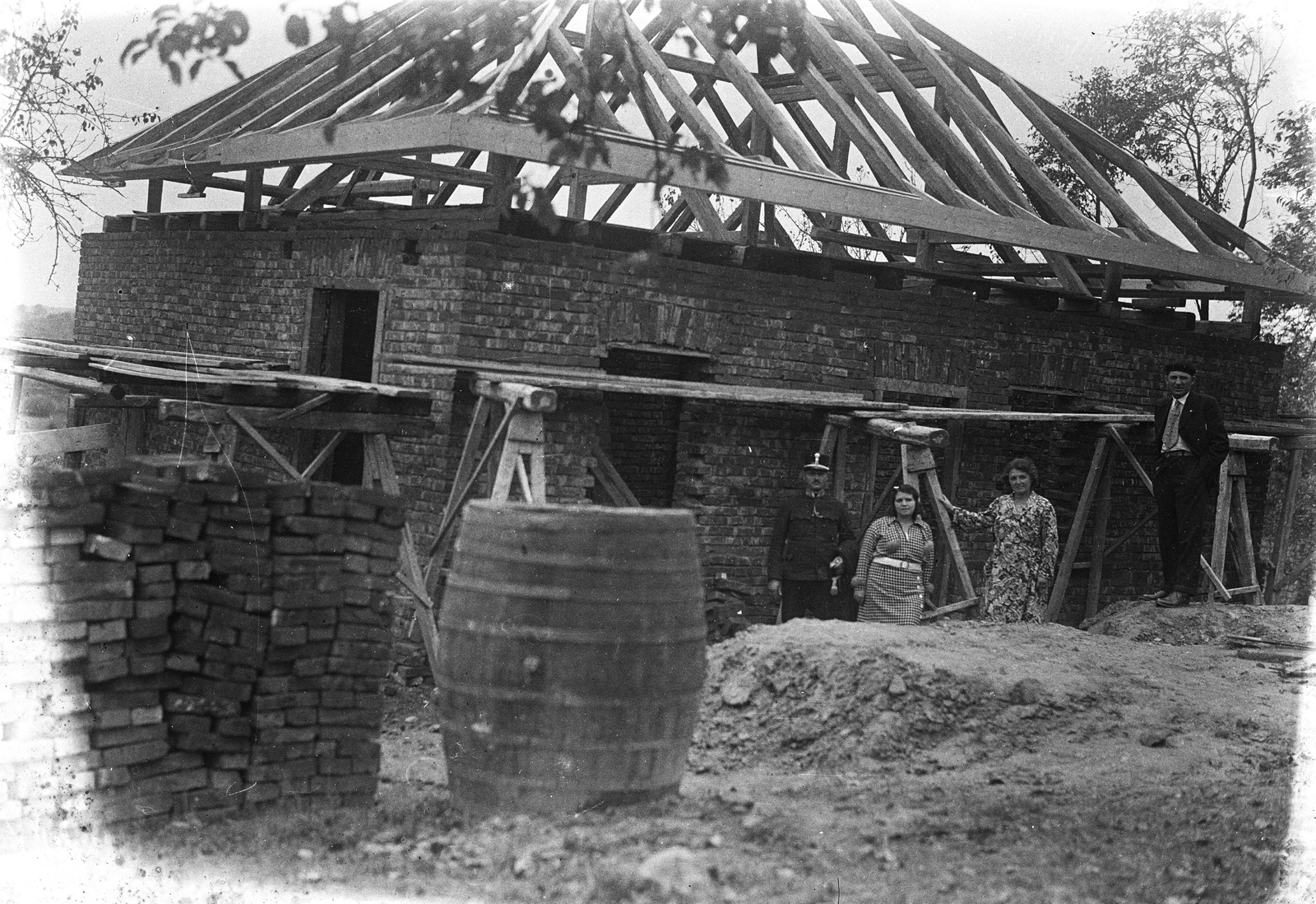 1931, Zsohár Zsuzsa, construction, barrel, wooden structure, Fortepan #60305