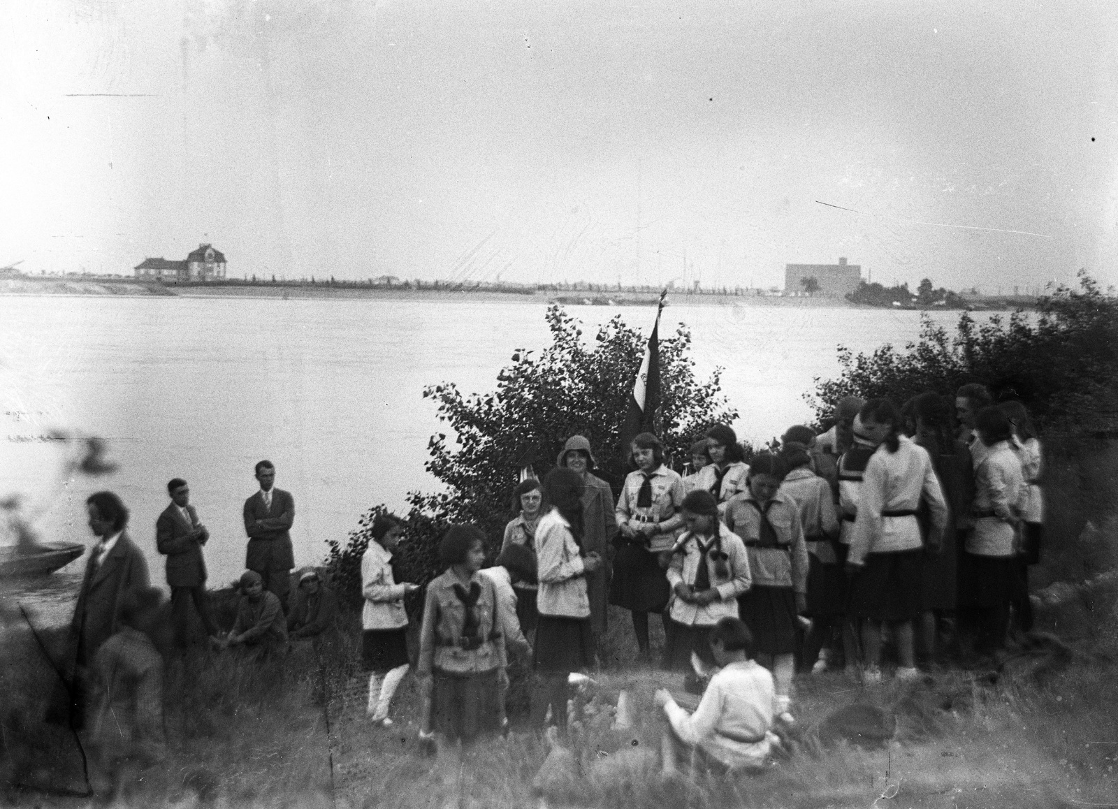Magyarország, Budapest XI., Kopaszi gát, háttérben a csepeli Duna-part., 1930, Zsohár Zsuzsa, zászló, csoportkép, cserkész, Budapest, Fortepan #60309