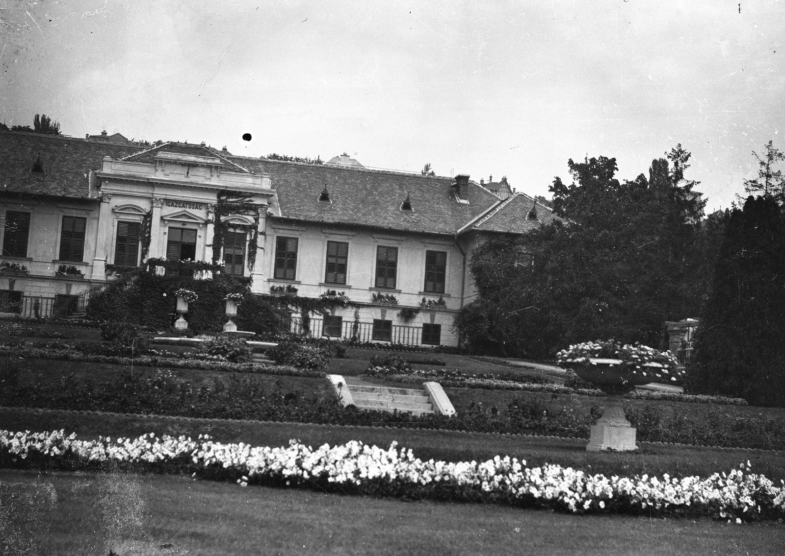 Magyarország, Budapest XI., Ménesi út (Nagyboldogasszony útja) 45., a Magyar Királyi Kertészeti Tanintézet igazgatósági épülete., 1930, Zsohár Zsuzsa, egyetem, épület, virágtartó, Budapest, Fortepan #60328